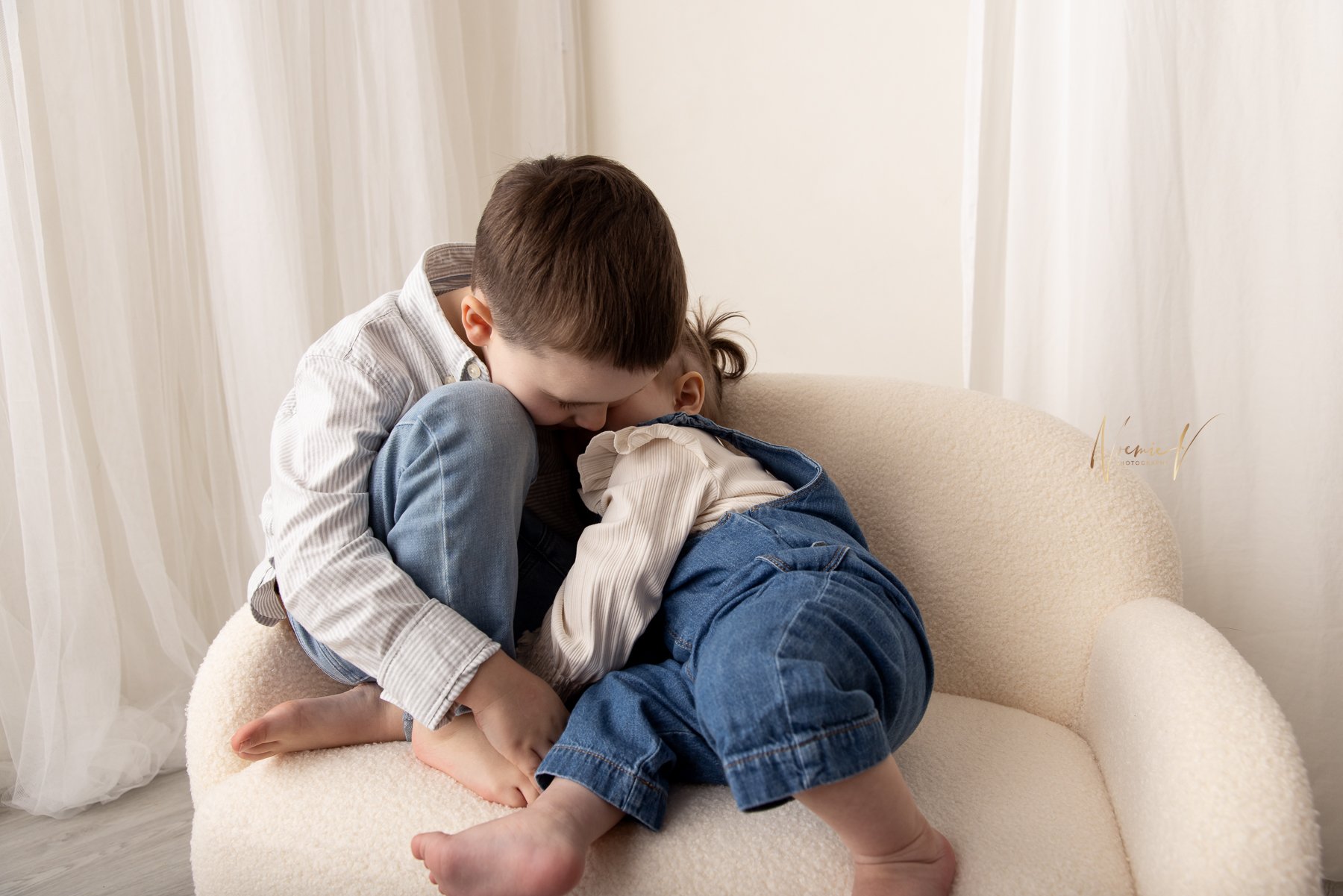 Noemie Vonthron Photography Baby photographer North Shore and Inner West Sydney sofa sessions