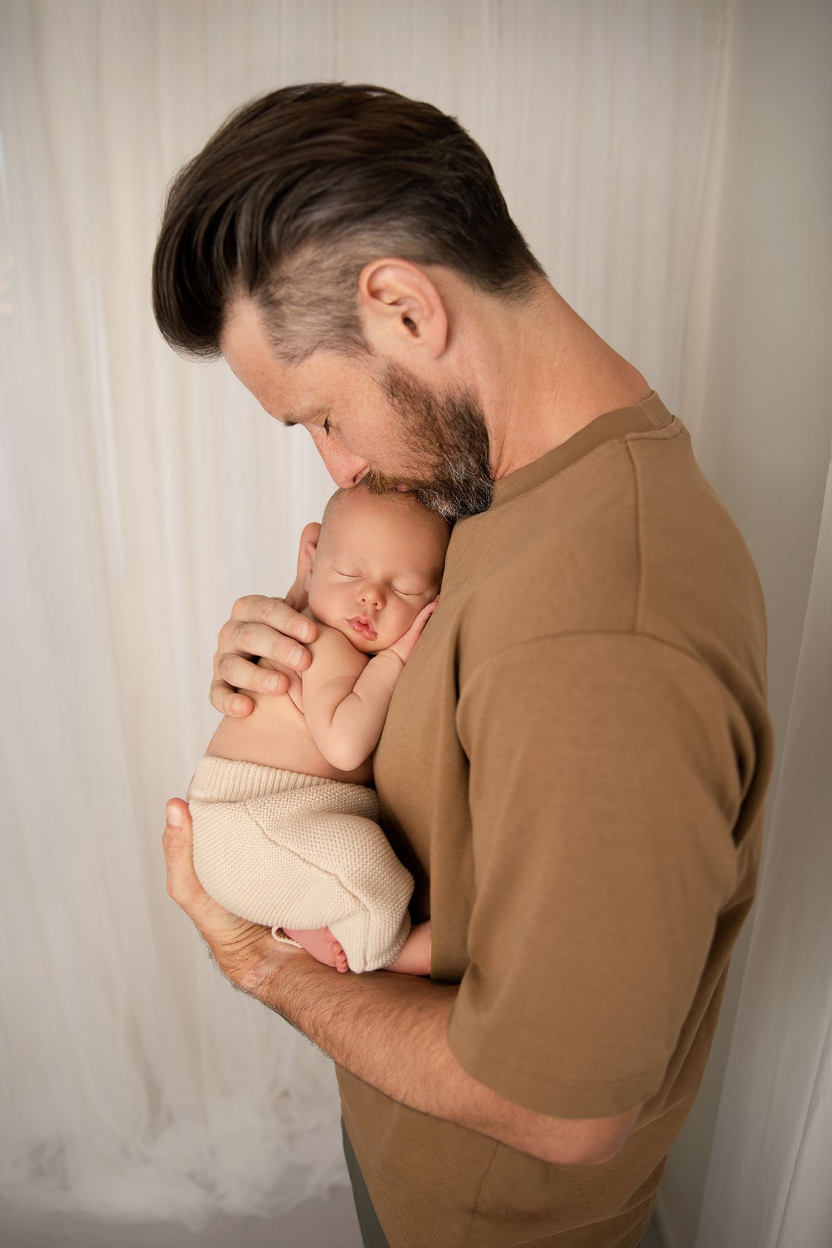 Noemie Vonthron Photography Newborn North Shore Photographer relaxed posed session dad kissing his son