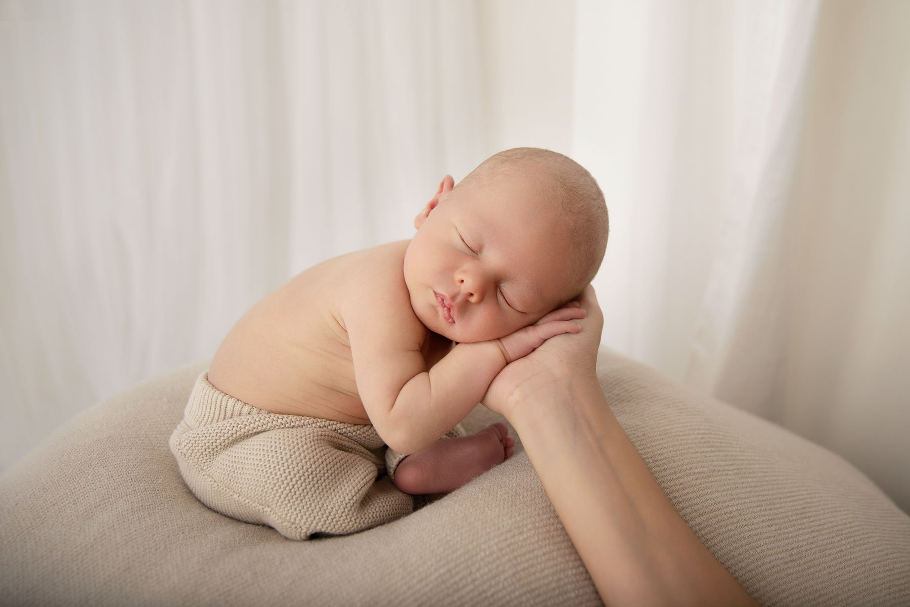 Noemie Vonthron Photography Newborn North Shore Photographer relaxed posed session baby resting on mum's hand