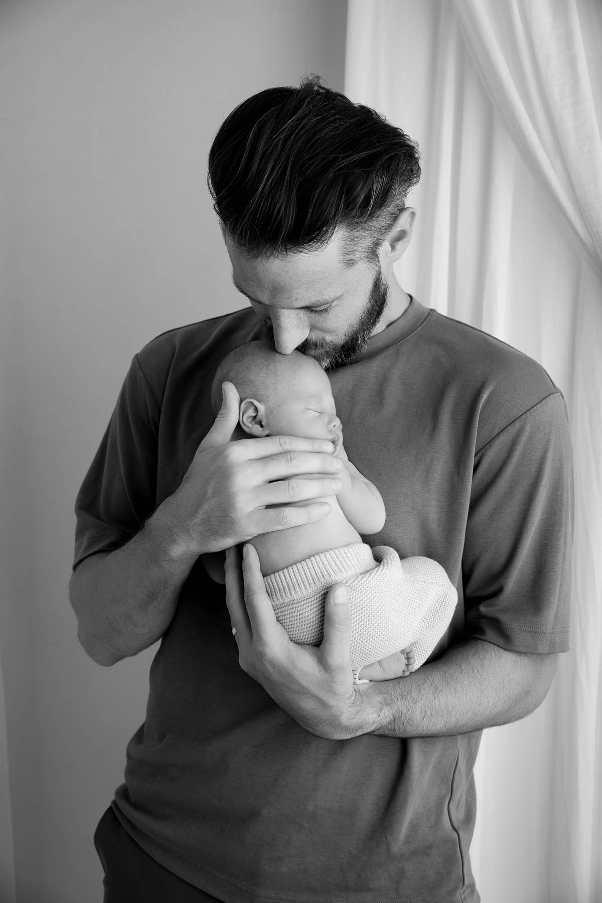 Noemie Vonthron Photography Newborn North Shore Photographer relaxed posed session