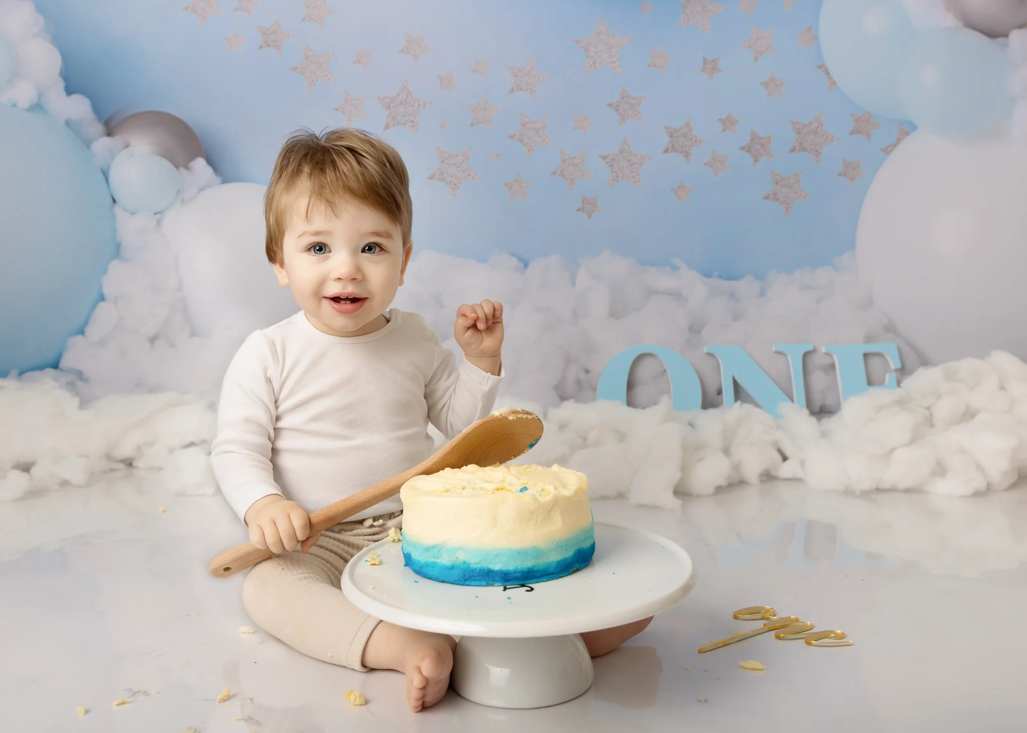 Cake smash photographer Sydney Inner West
baby smiling with a blue cake