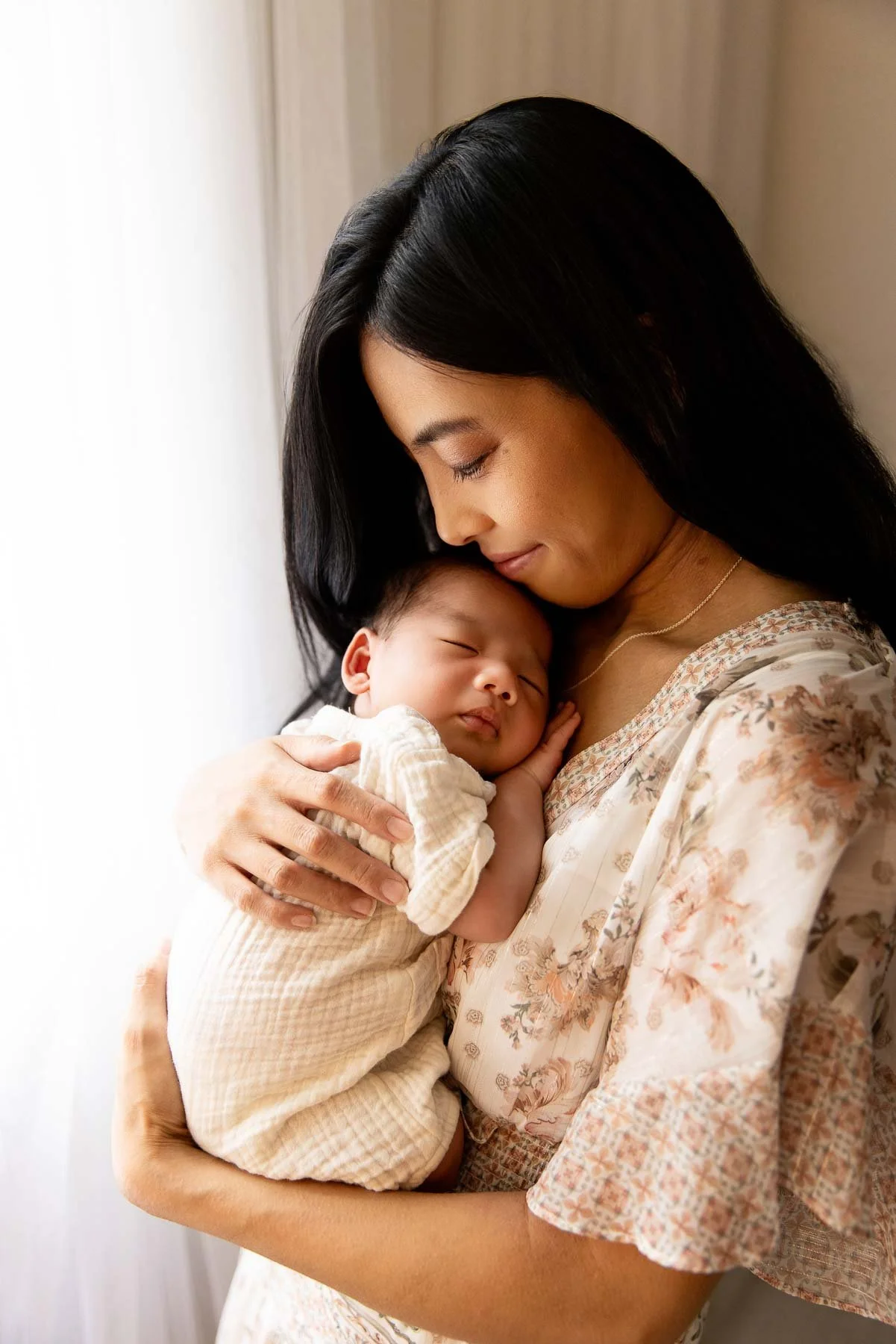 Noemie Vonthron Photography Newborn North Shore Photographer relaxed posed session mother hugging her baby