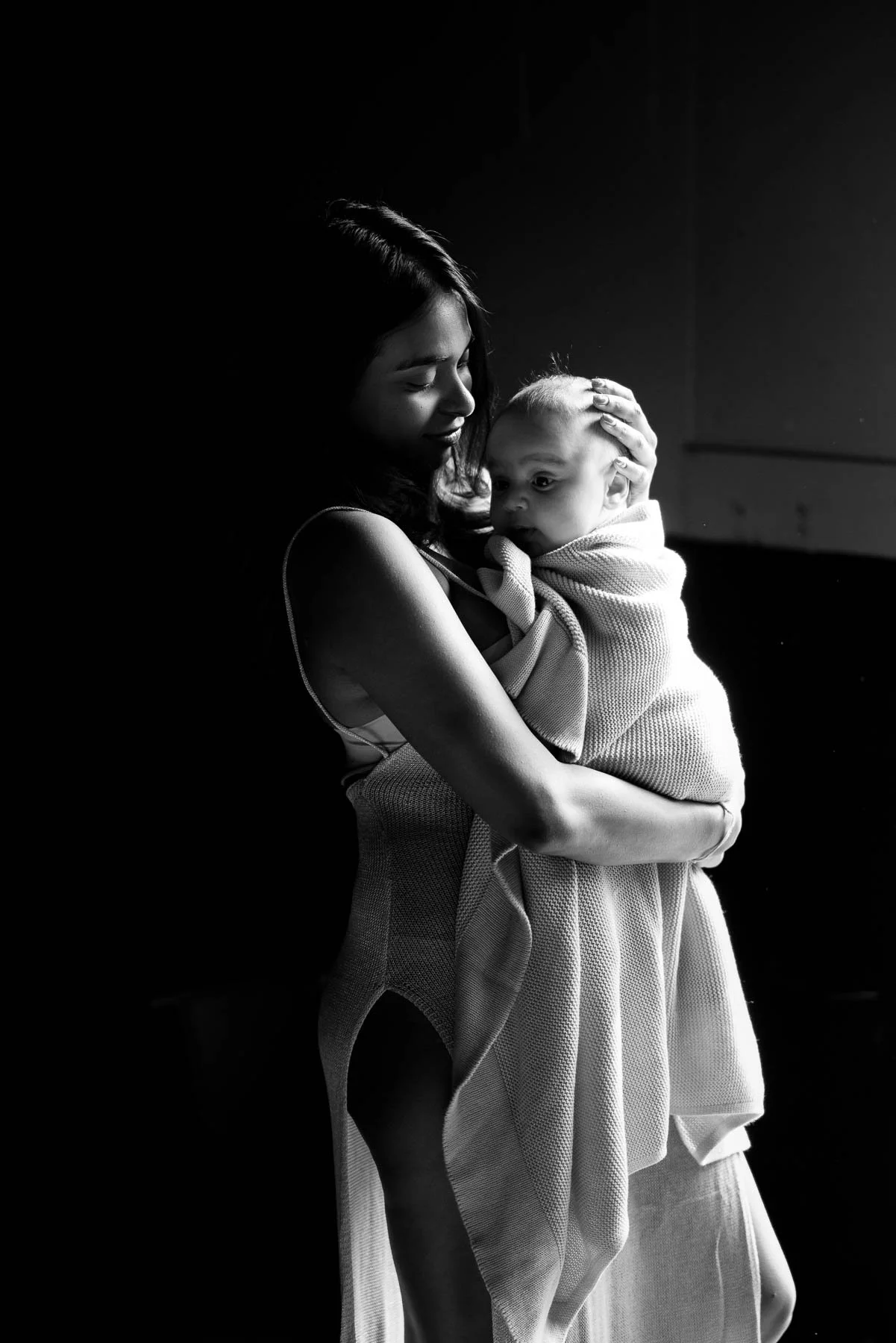 Mini & Me, mother and baby photoshoot in natural light cuddling
