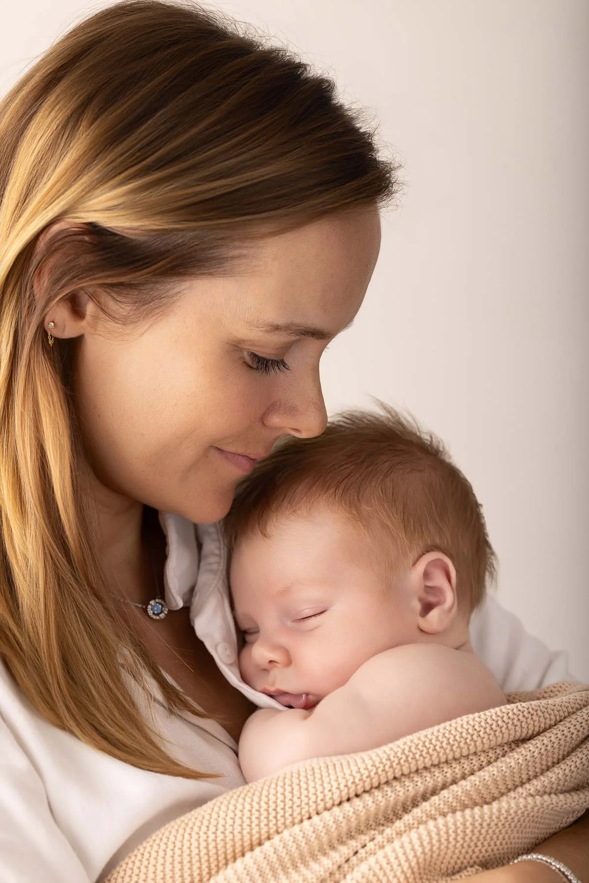  Noemie Vonthron Photography Newborn North Shore Photographer relaxed posed session mother hugging her baby