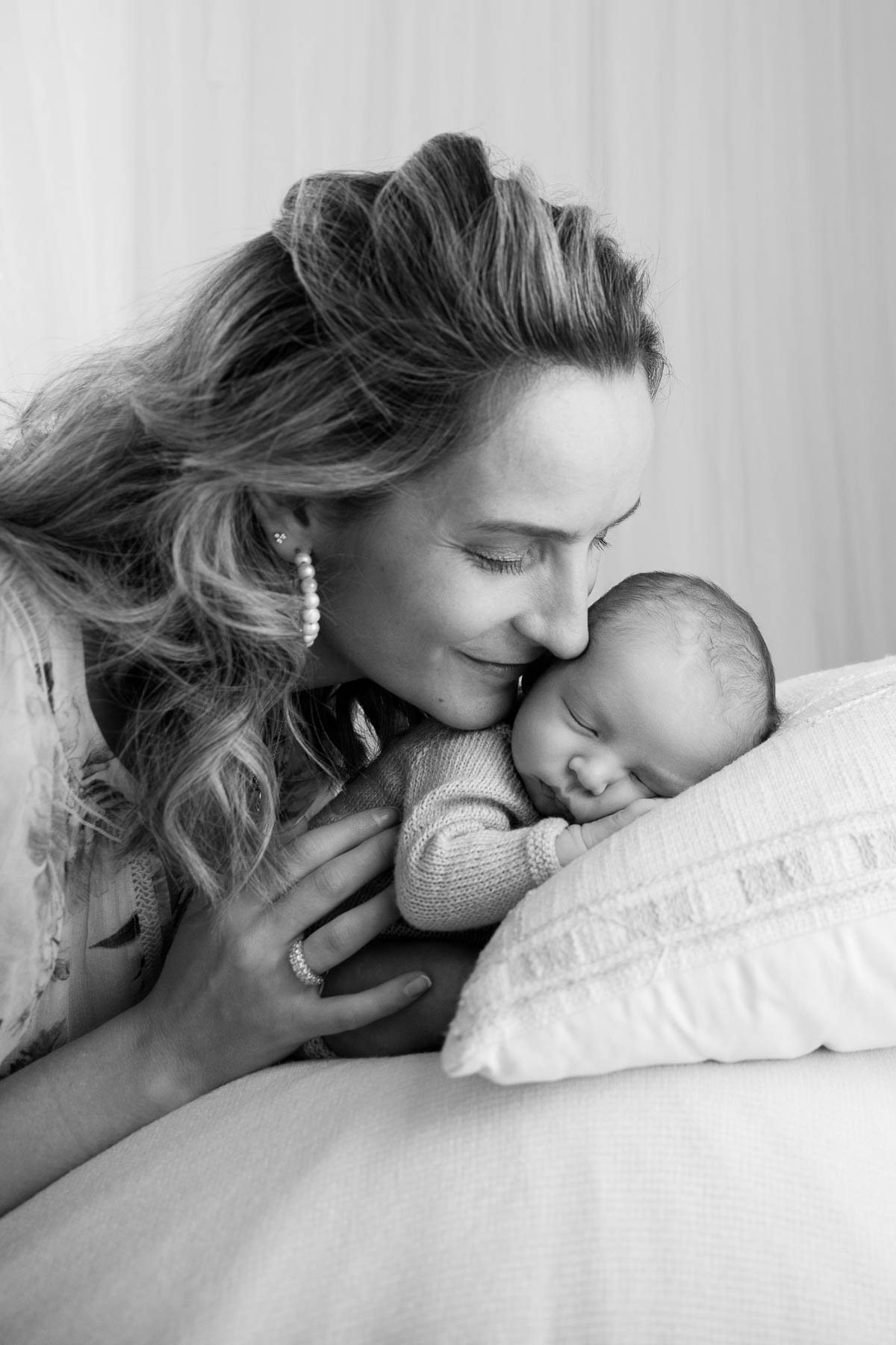Noemie Vonthron Photography Newborn North Shore Photographer relaxed posed session
