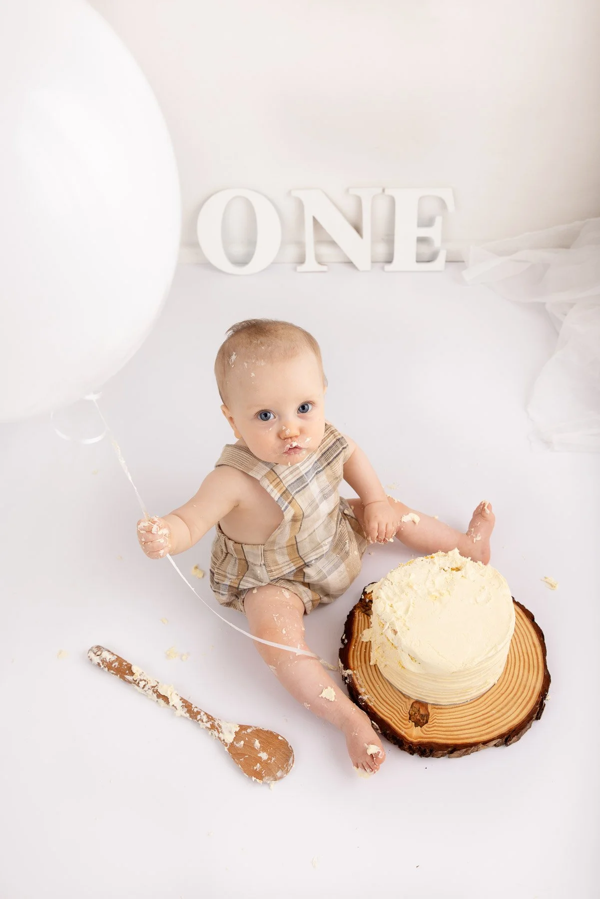 Cake smash photographer Sydney North Shore White theme with balloon
