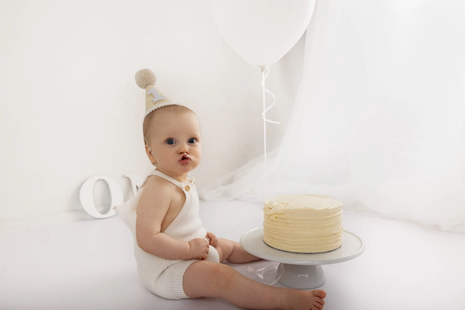Cake smash photographer Sydney North Shore White theme with balloon