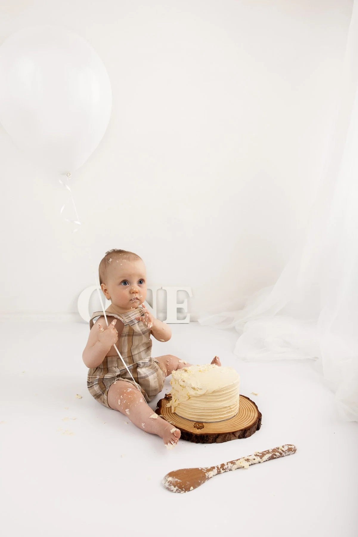 Cake smash photographer Sydney North Shore White theme with balloon