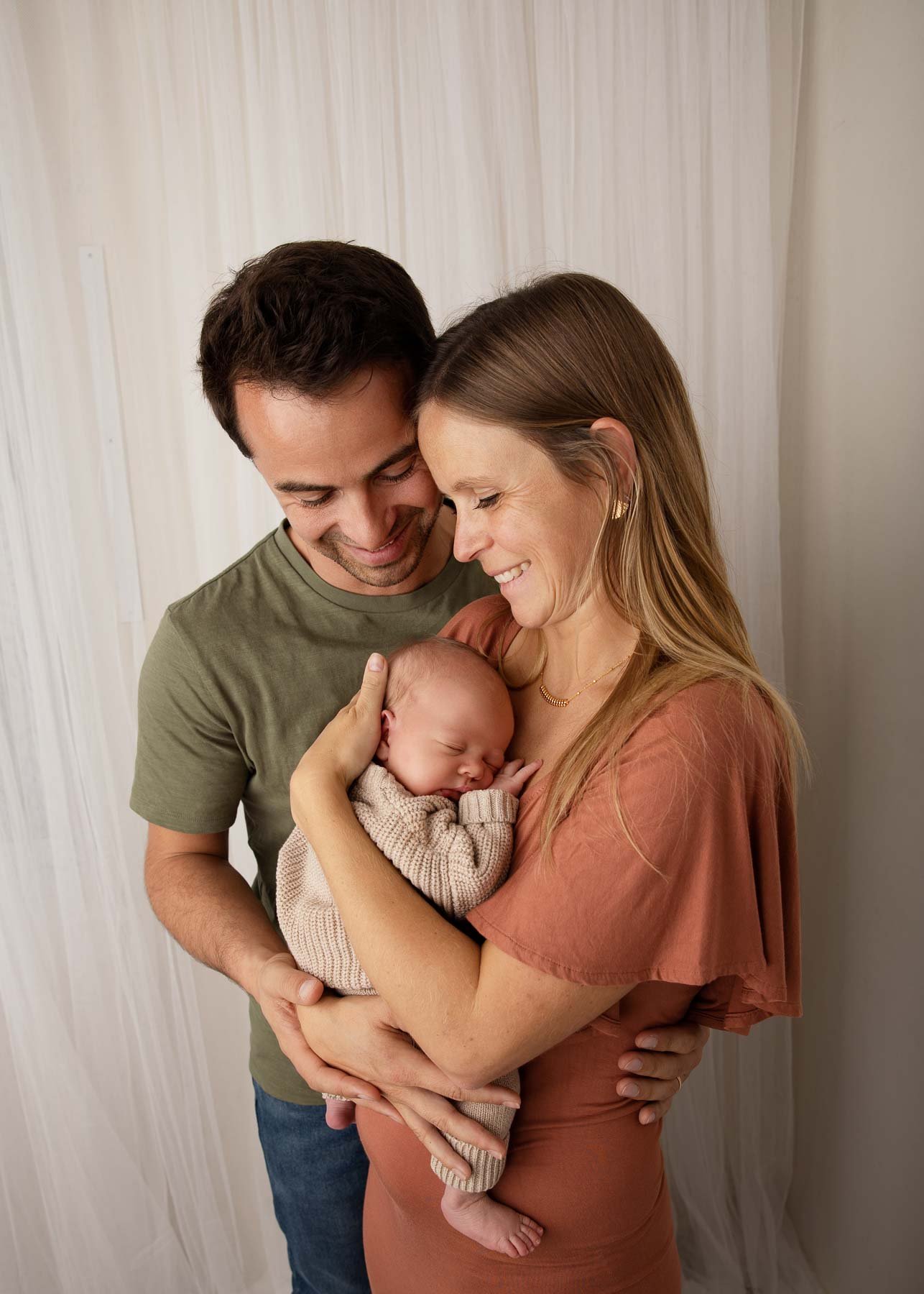 Noemie Vonthron Photography Newborn North Shore Photographer relaxed posed session parents hugging their baby