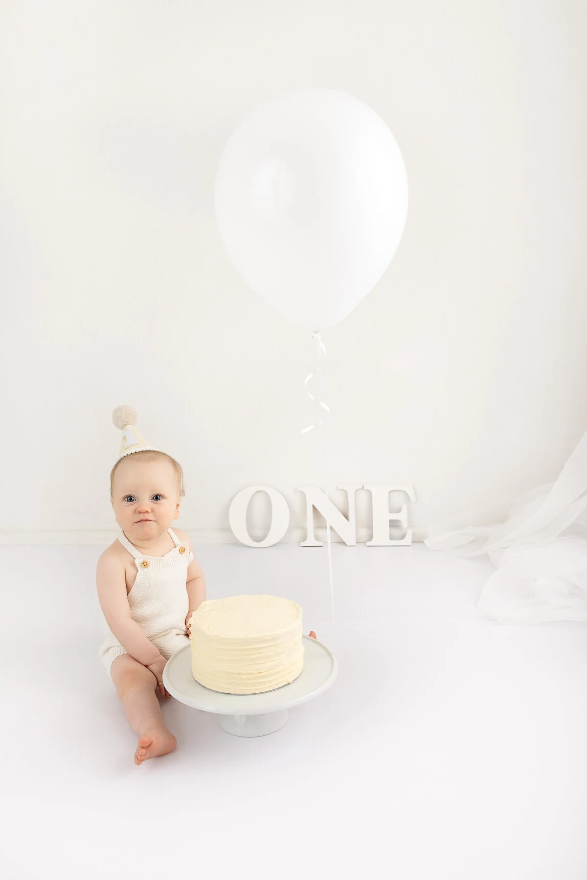 Cake smash photographer Sydney North Shore White theme with balloon