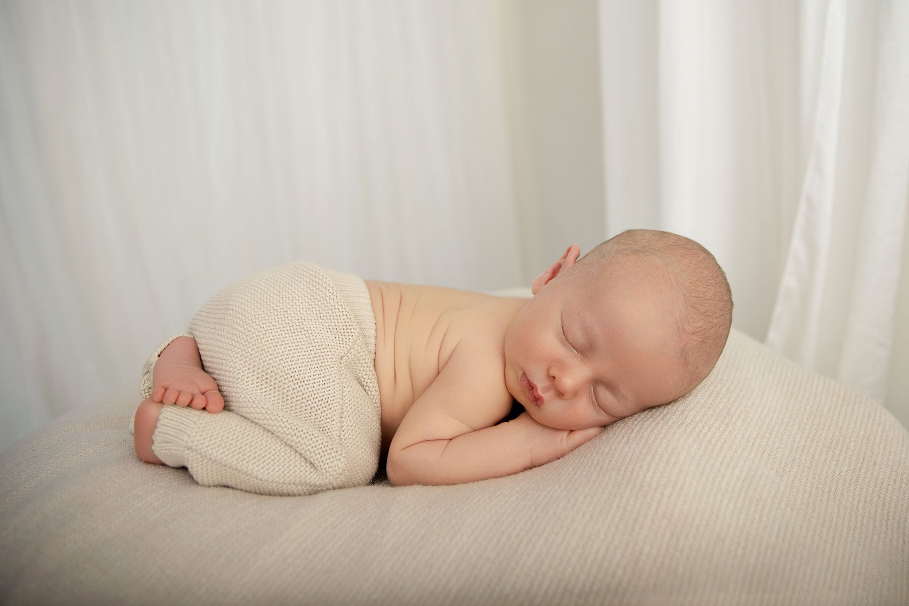 Noemie Vonthron Photography Newborn North Shore Photographer relaxed posed session