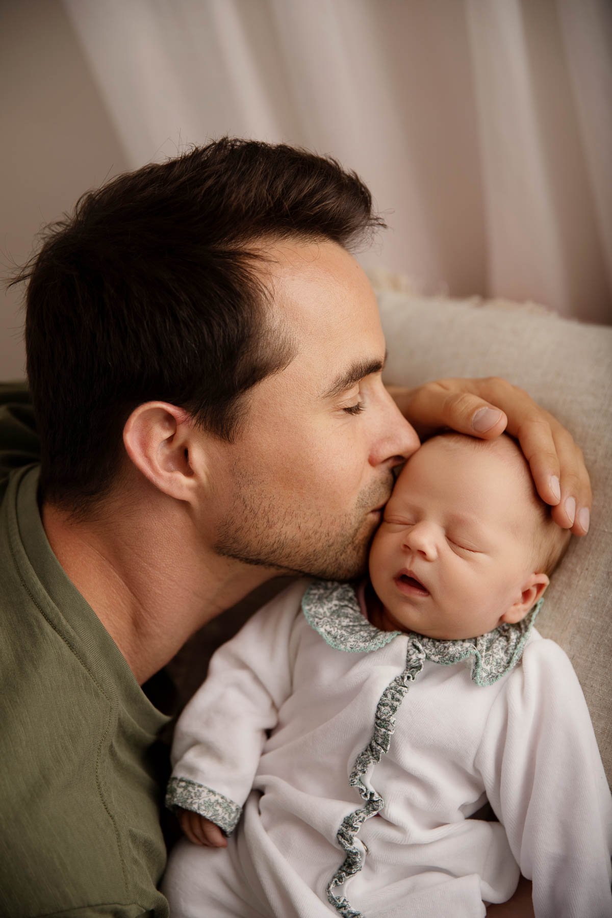 Noemie Vonthron Photography Newborn North Shore Photographer relaxed posed session dad kissing his son