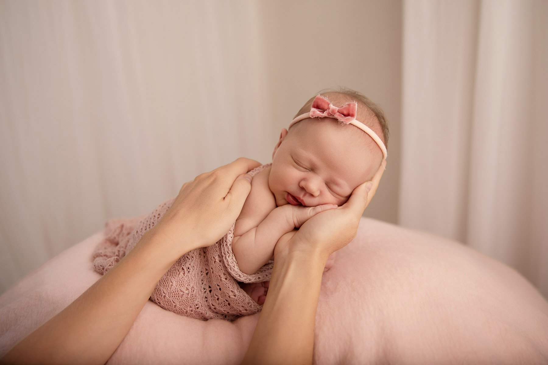 Noemie Vonthron Photography Newborn North Shore Photographer relaxed posed session baby resting on mum's hand