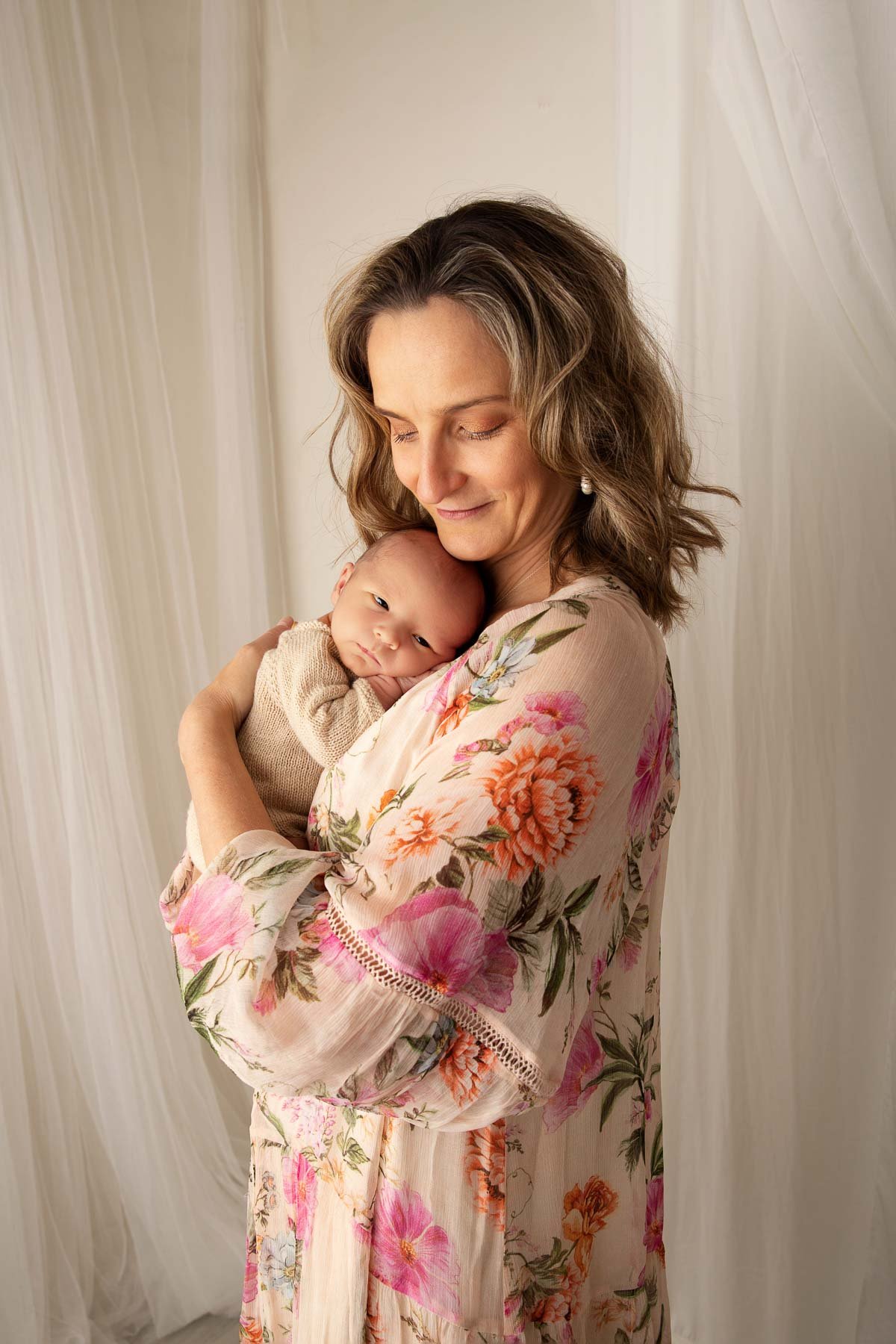 Noemie Vonthron Photography Newborn North Shore Photographer relaxed posed session mother hugging her baby