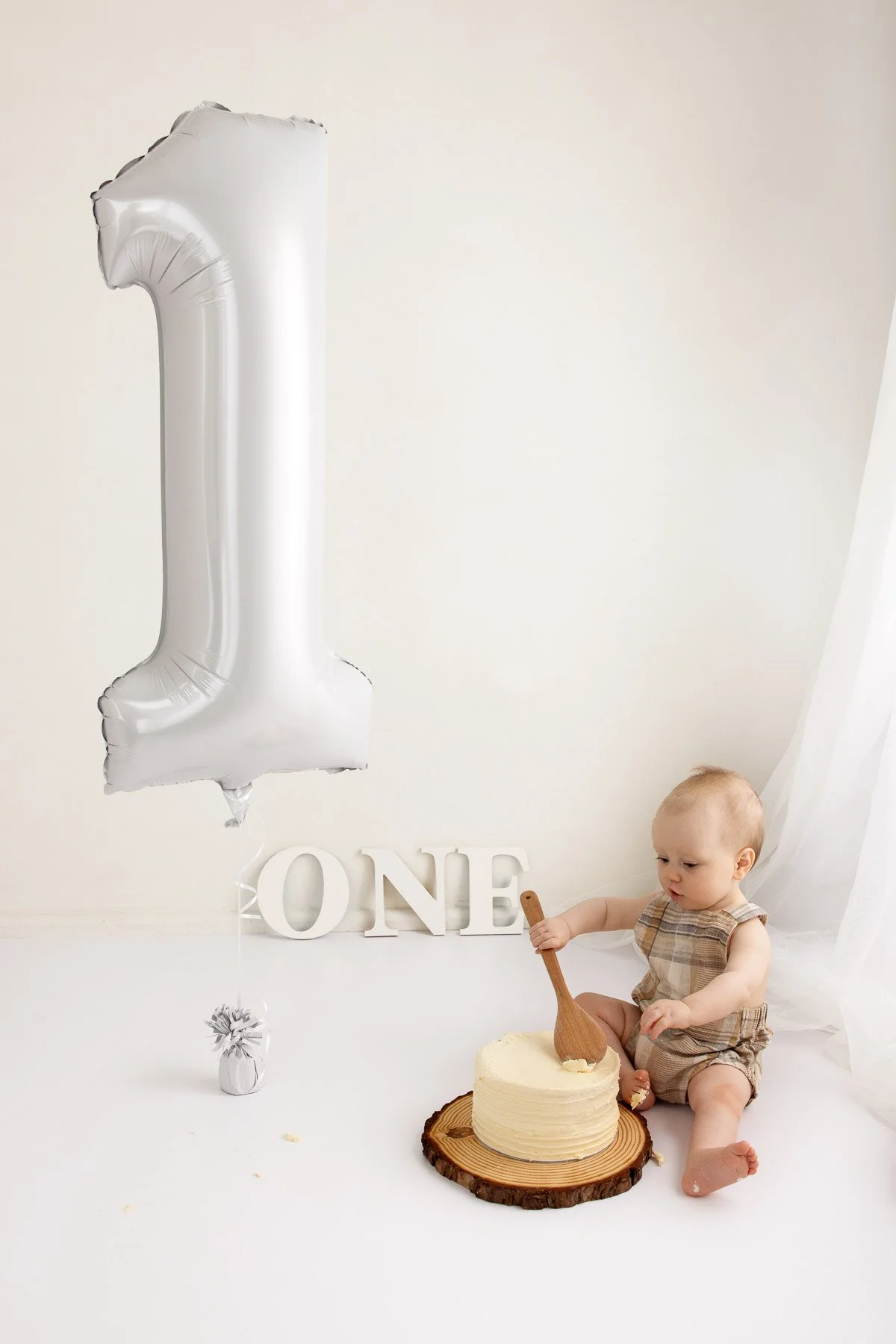 Cake smash photographer Sydney North Shore White theme with balloon