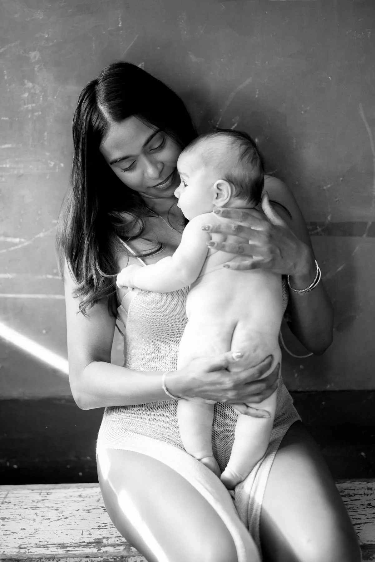 Mini & Me, mother and baby photoshoot in natural light cuddling