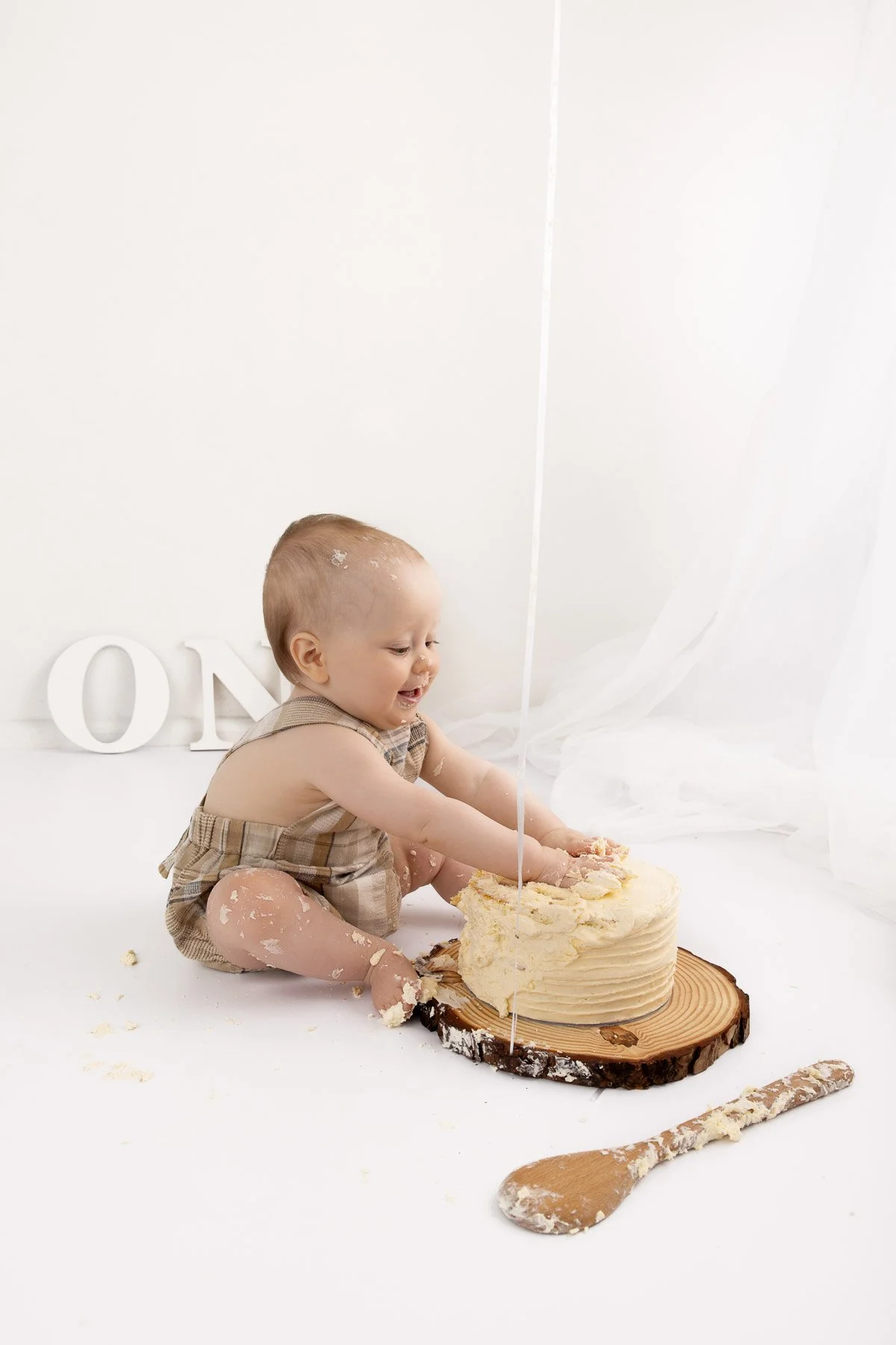 Cake smash photographer Sydney North Shore White theme with balloon