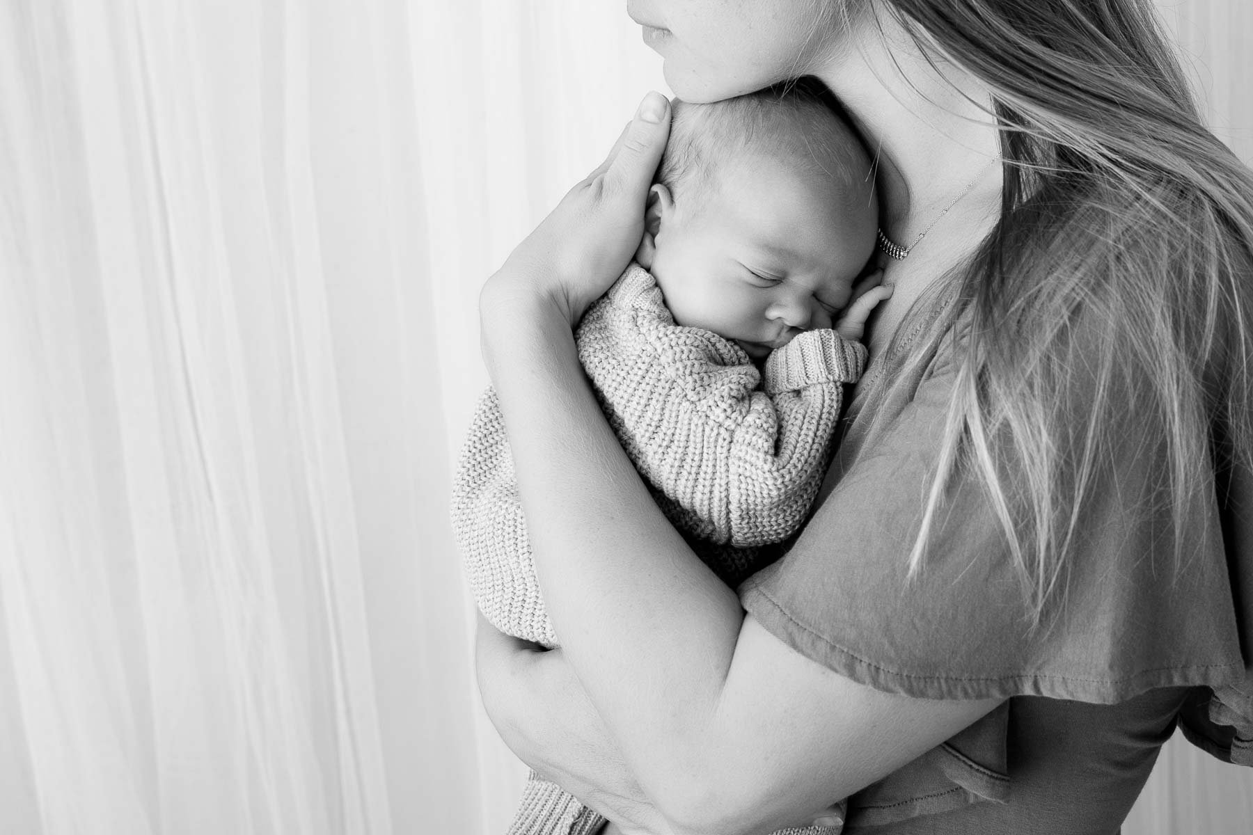 Noemie Vonthron Photography Newborn North Shore Photographer relaxed posed session mother hugging her baby
