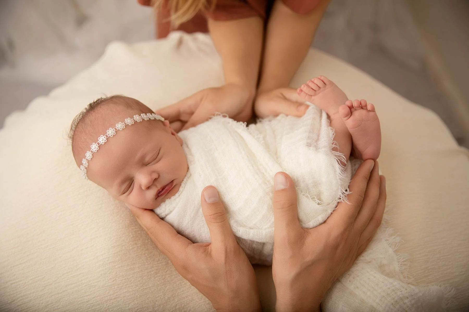 Noemie Vonthron Photography Newborn North Shore Photographer relaxed posed session parents hands holding their baby