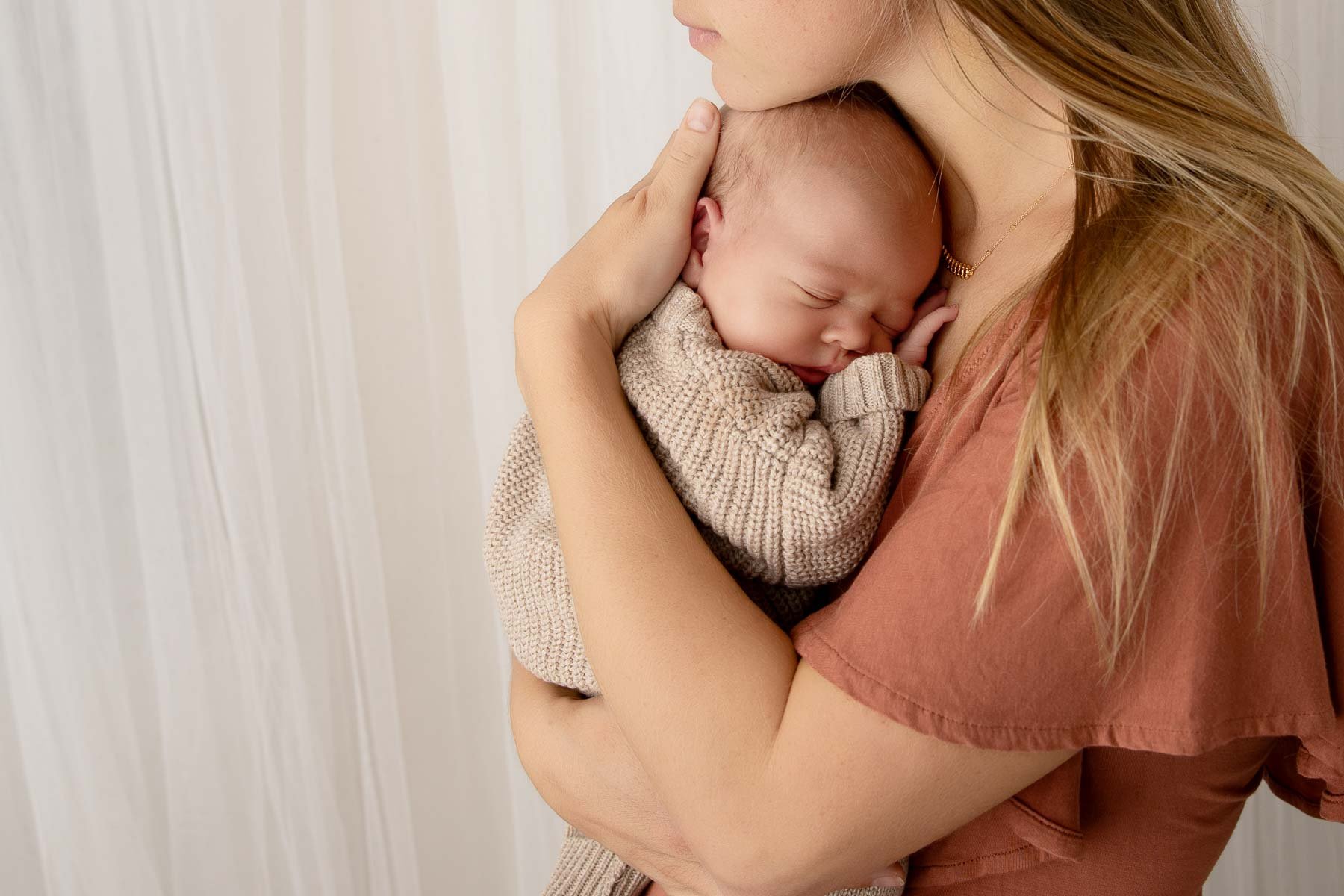 Noemie Vonthron Photography Newborn North Shore Photographer relaxed posed session mother hugging her baby