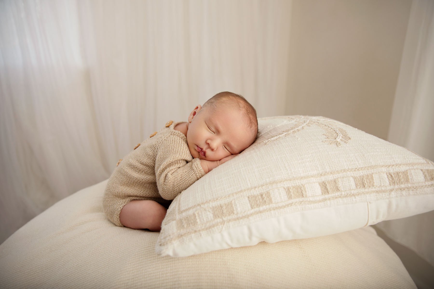 Noemie Vonthron Photography Newborn North Shore Photographer relaxed posed session