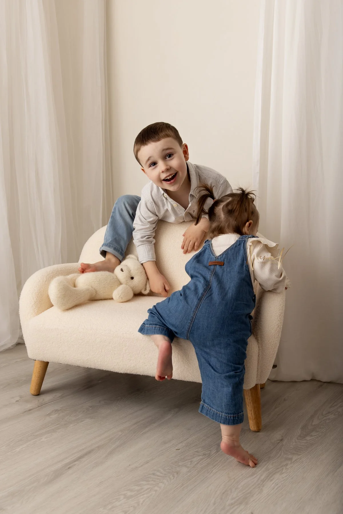 Noemie Vonthron Photography Baby photographer North Shore and Inner West Sydney sofa sessions