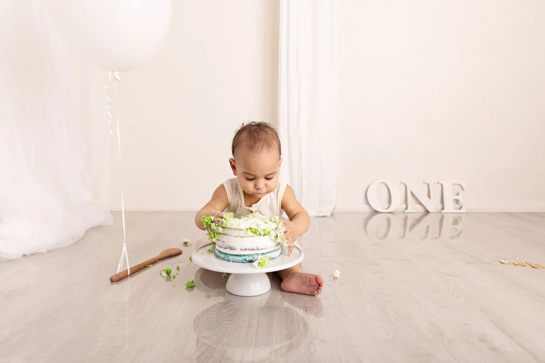 Cake smash photographer Sydney North Shore white theme