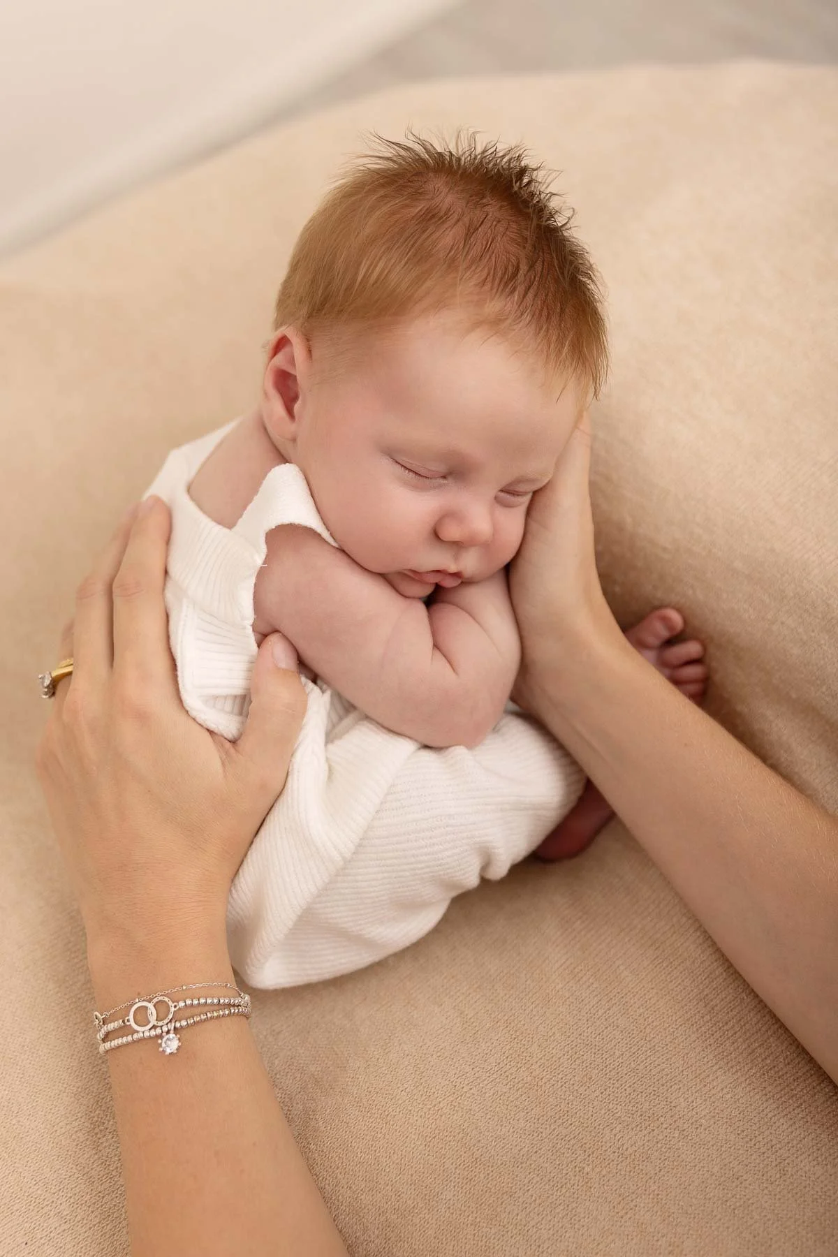 Noemie Vonthron Photography Newborn North Shore Photographer relaxed posed session baby resting on mum's hand