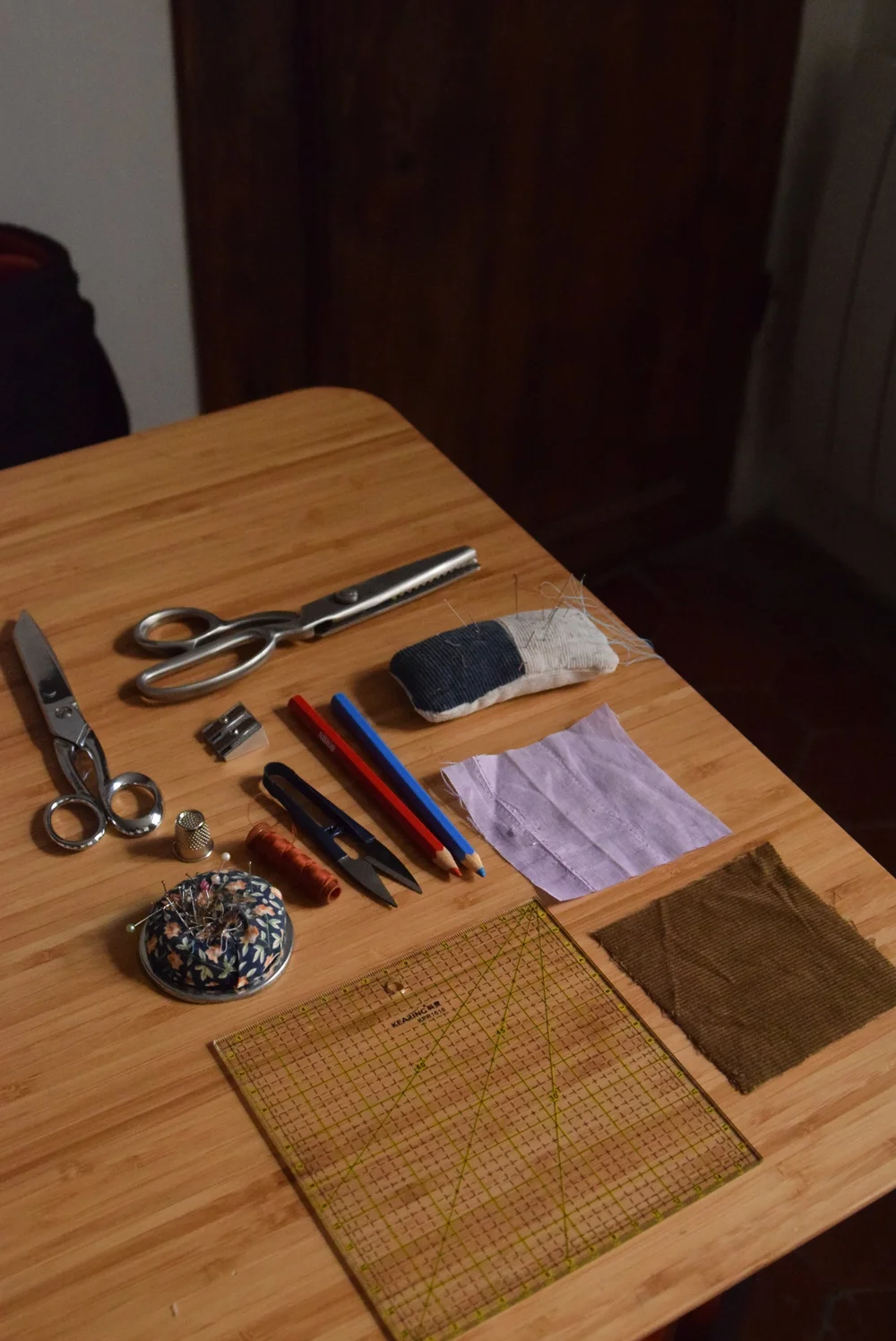 Le matériel pour l'assemblage des carrés bicolores au motif HST