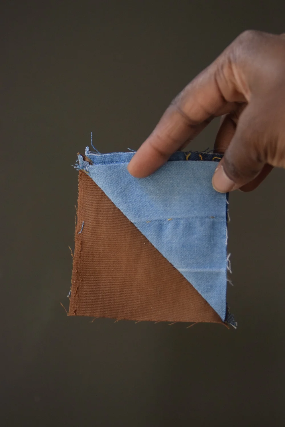 Carré bicolore d'une chemise en jean bleu et d'un pantalon en coton camel