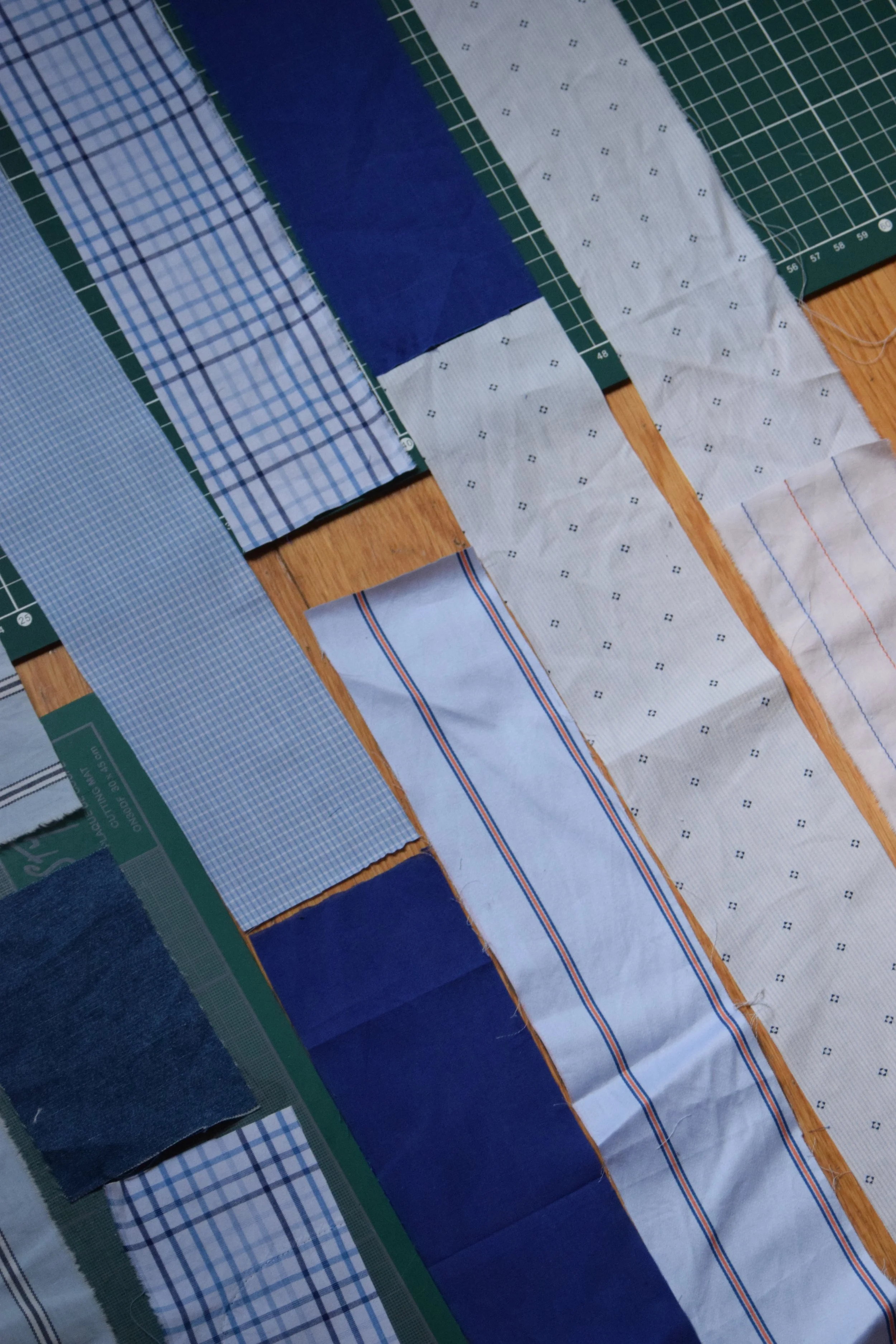 Rectangles de tissus à coudre en bandes.