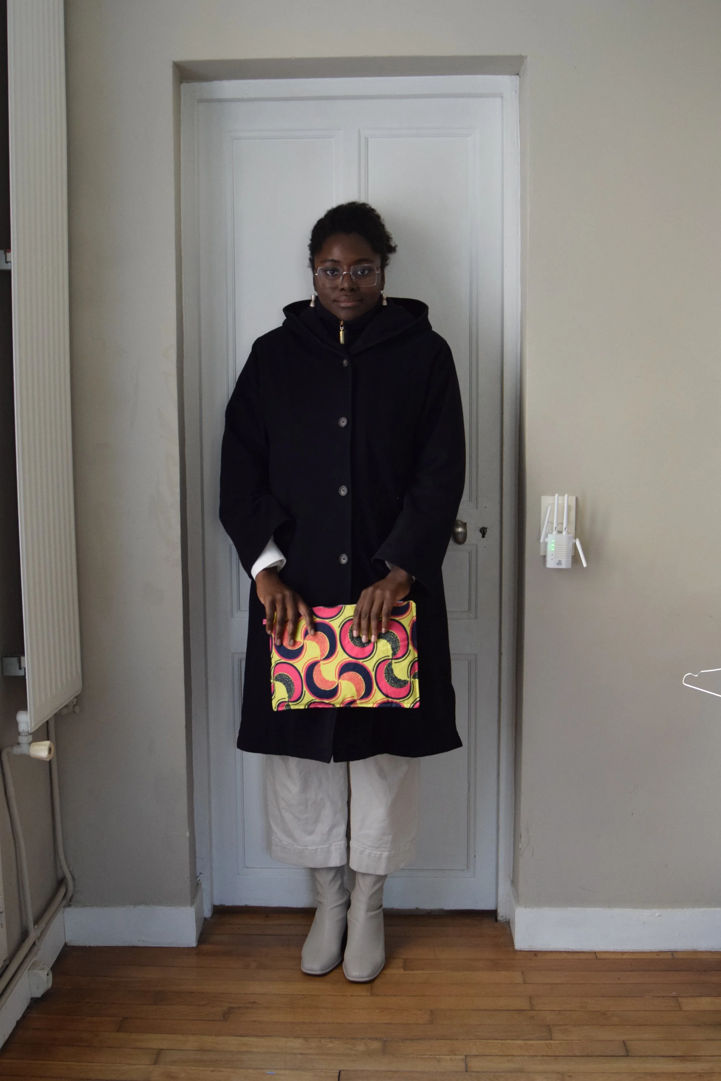 Manteau, chemise, pantalon, chaussures et boulces d'oreilles, le tout de seconde main. Pochette matelassée en chutes de tissus.