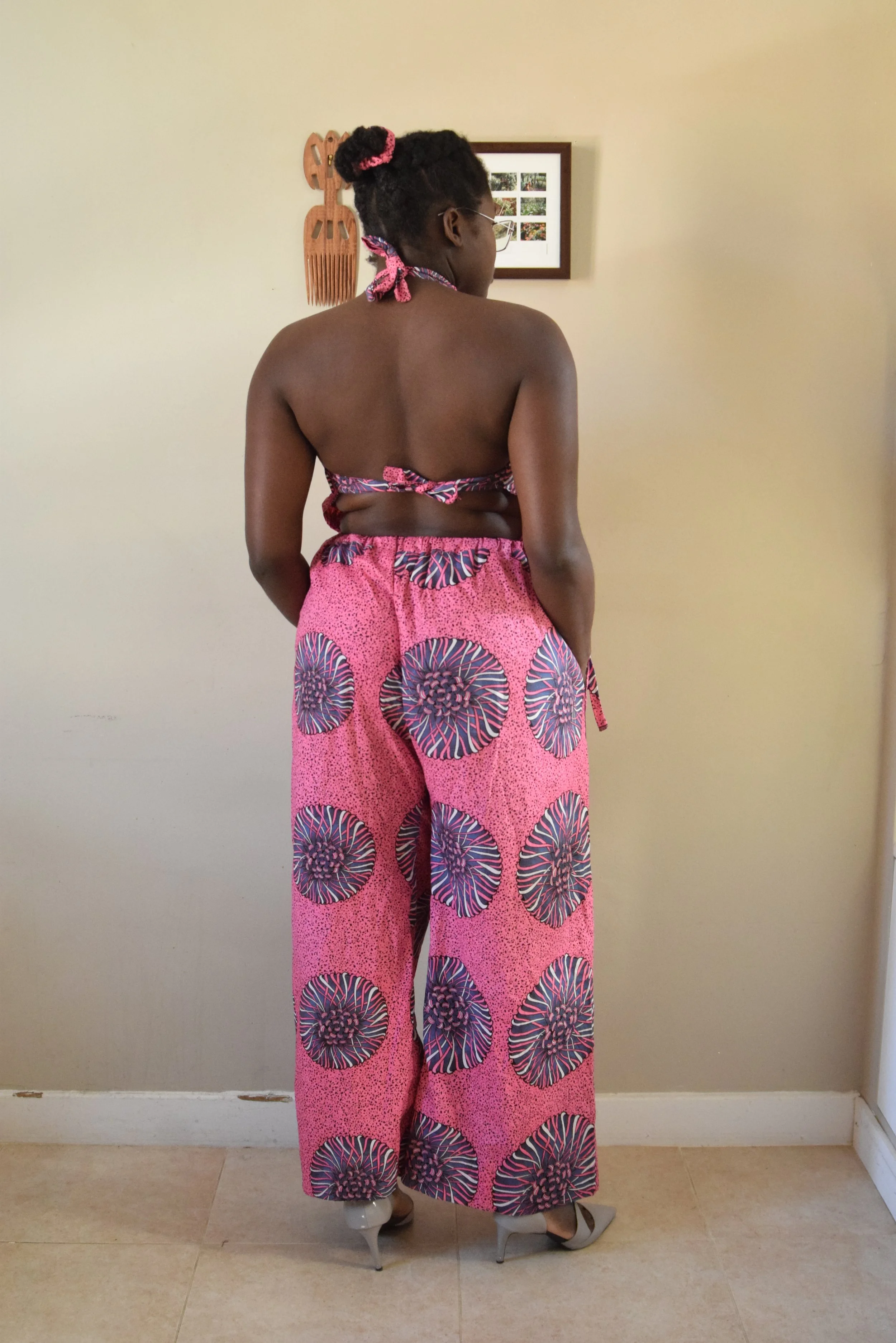 Pantalon "Jalu" et haut dos nu, avec un tissus wax en coton acheté neuf au Cameroun. Je m'autorise rarement à acheter des tissus neufs, alors je ne me sens pas coupable 😋