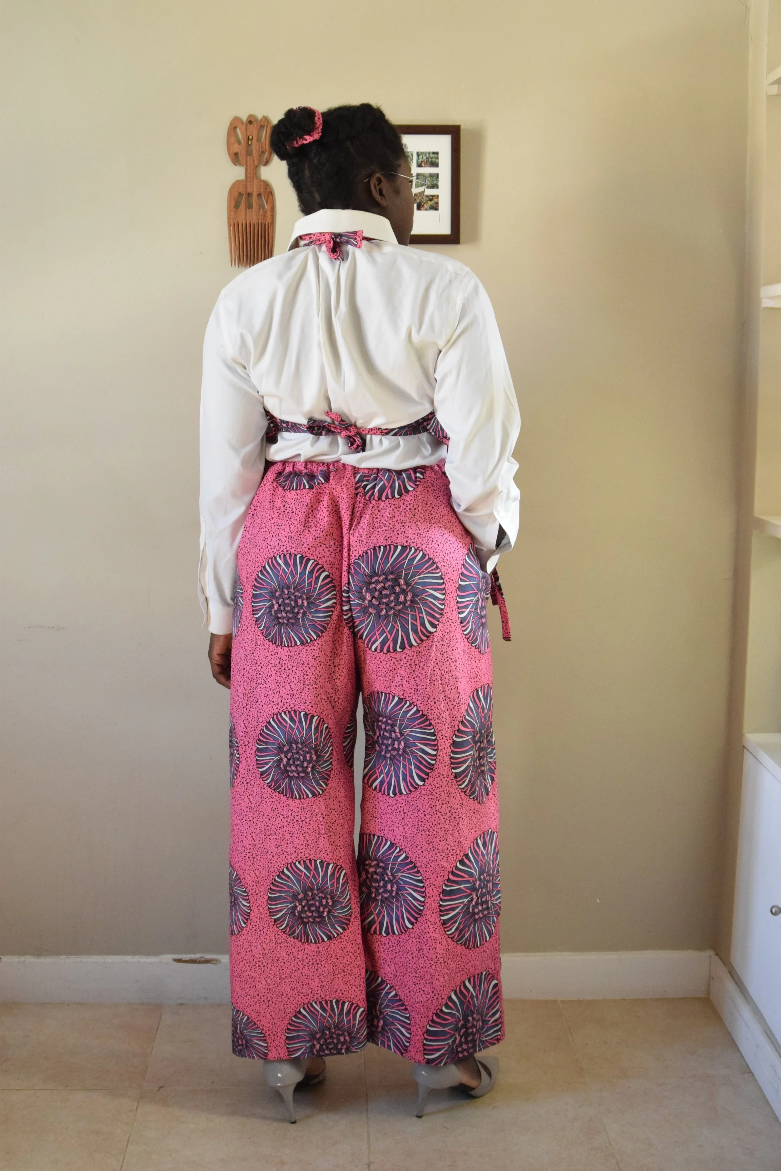 Chemise de seconde main, pantalon "Jalu" et haut dos nu, avec un tissus wax en coton acheté neuf au Cameroun. Je m'autorise rarement à acheter des tissus neufs, alors je ne me sens pas coupable 😋