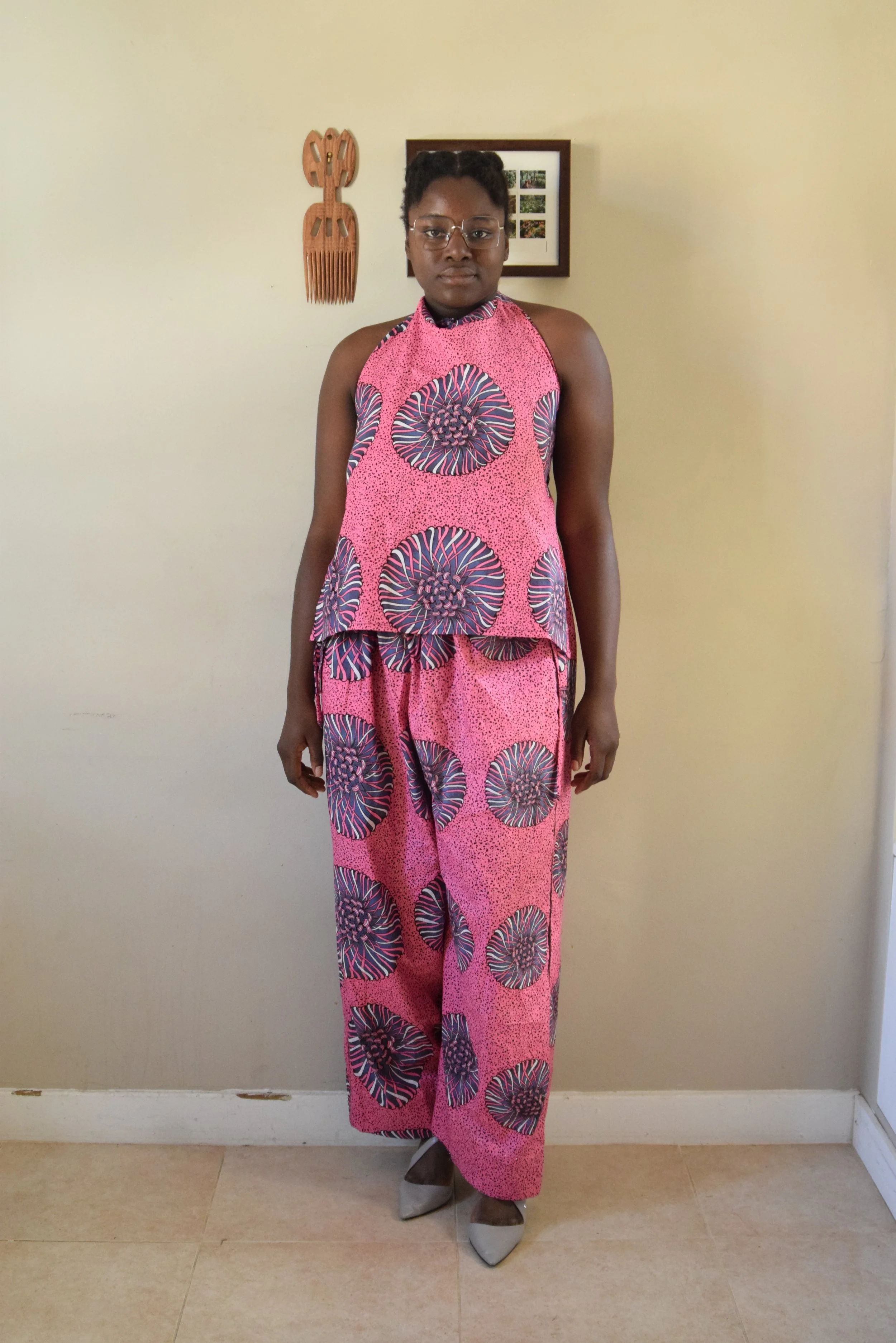 Pantalon "Jalu" et haut dos nu, avec un tissus wax en coton acheté neuf au Cameroun. Je m'autorise rarement à acheter des tissus neufs, alors je ne me sens pas coupable 😋