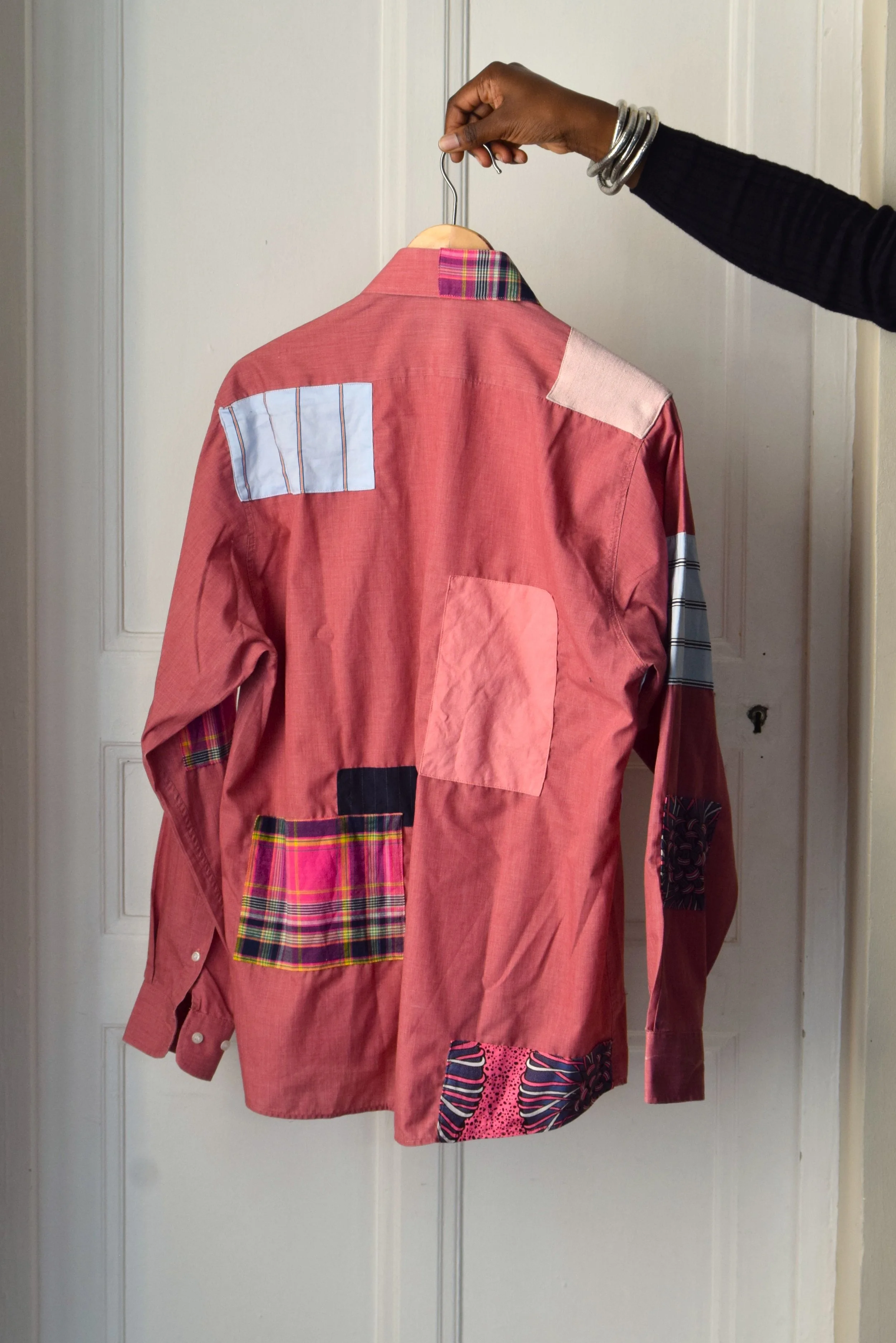 Chemise de seconde main customisée avec des chutes de tissus et de vêtements.