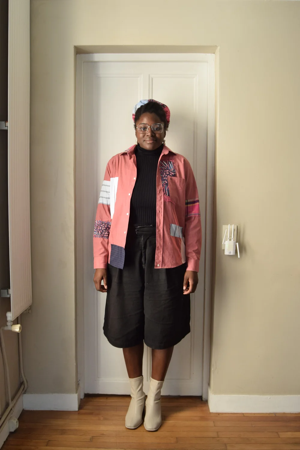 Chemise de seconde main customisée avec des chutes de tissus et de vêtements. Short et chaussures de seconde main. Pull acheté neuf.