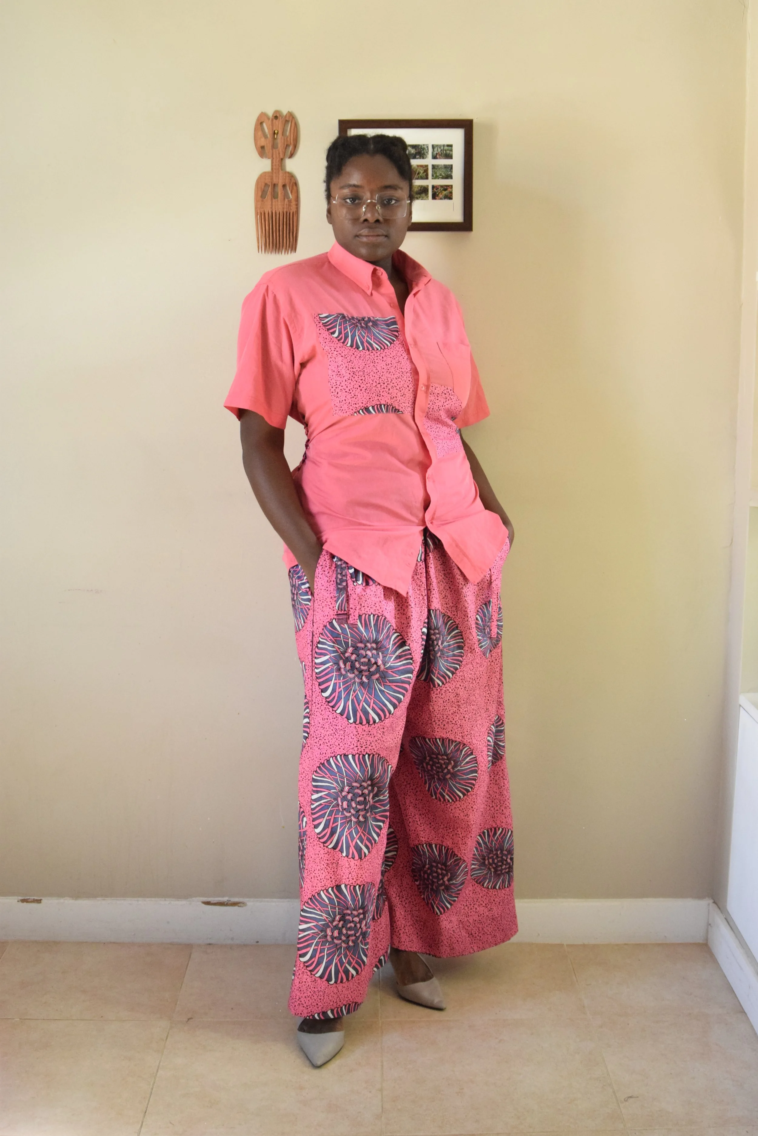 Chemise de seconde main customisé avec des chutes de wax, pantalon "Jalu" en tissus wax en coton acheté neuf au Cameroun. 