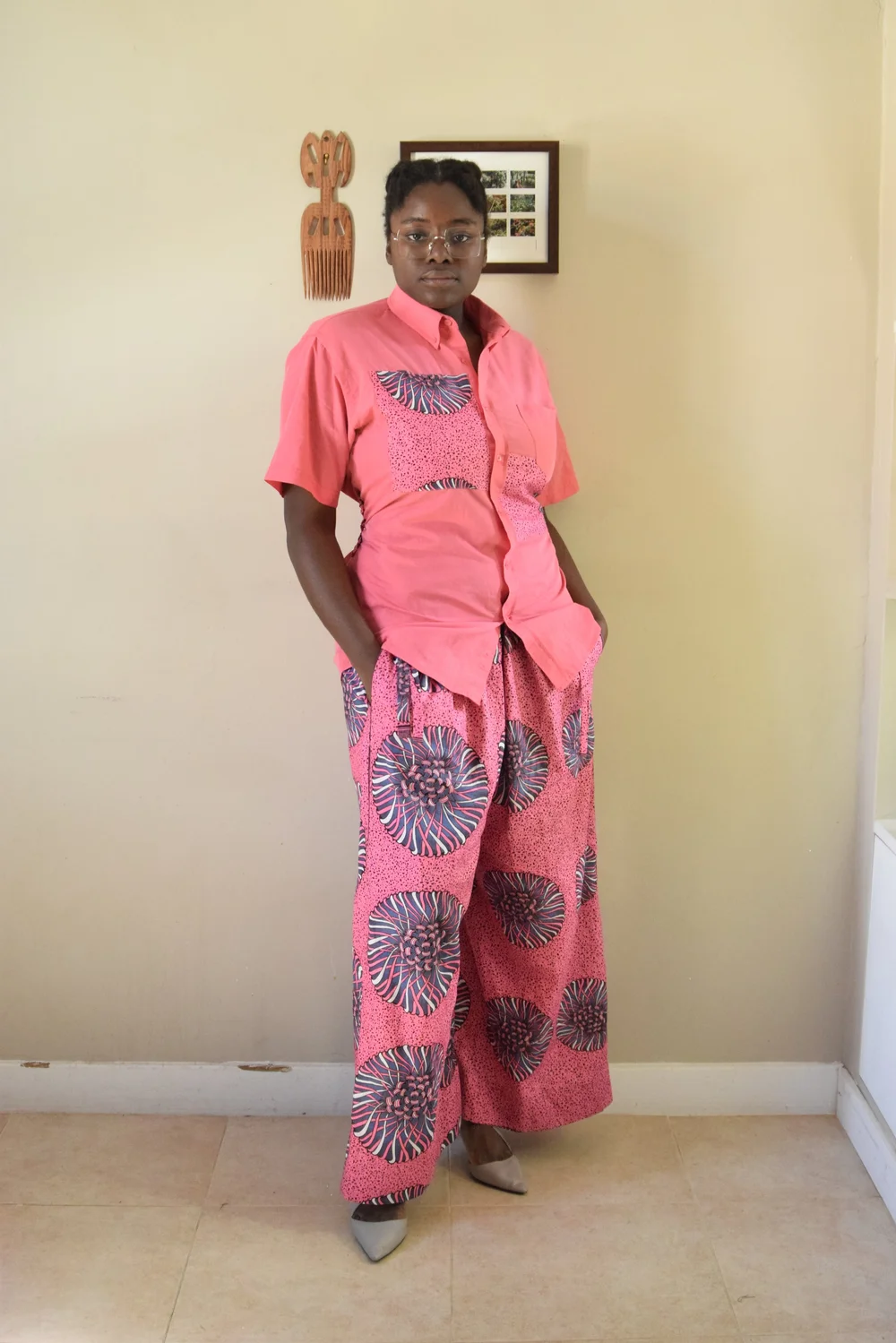 Chemise de seconde main customisé avec des chutes de wax, pantalon "Jalu" en tissus wax en coton acheté neuf au Cameroun. 