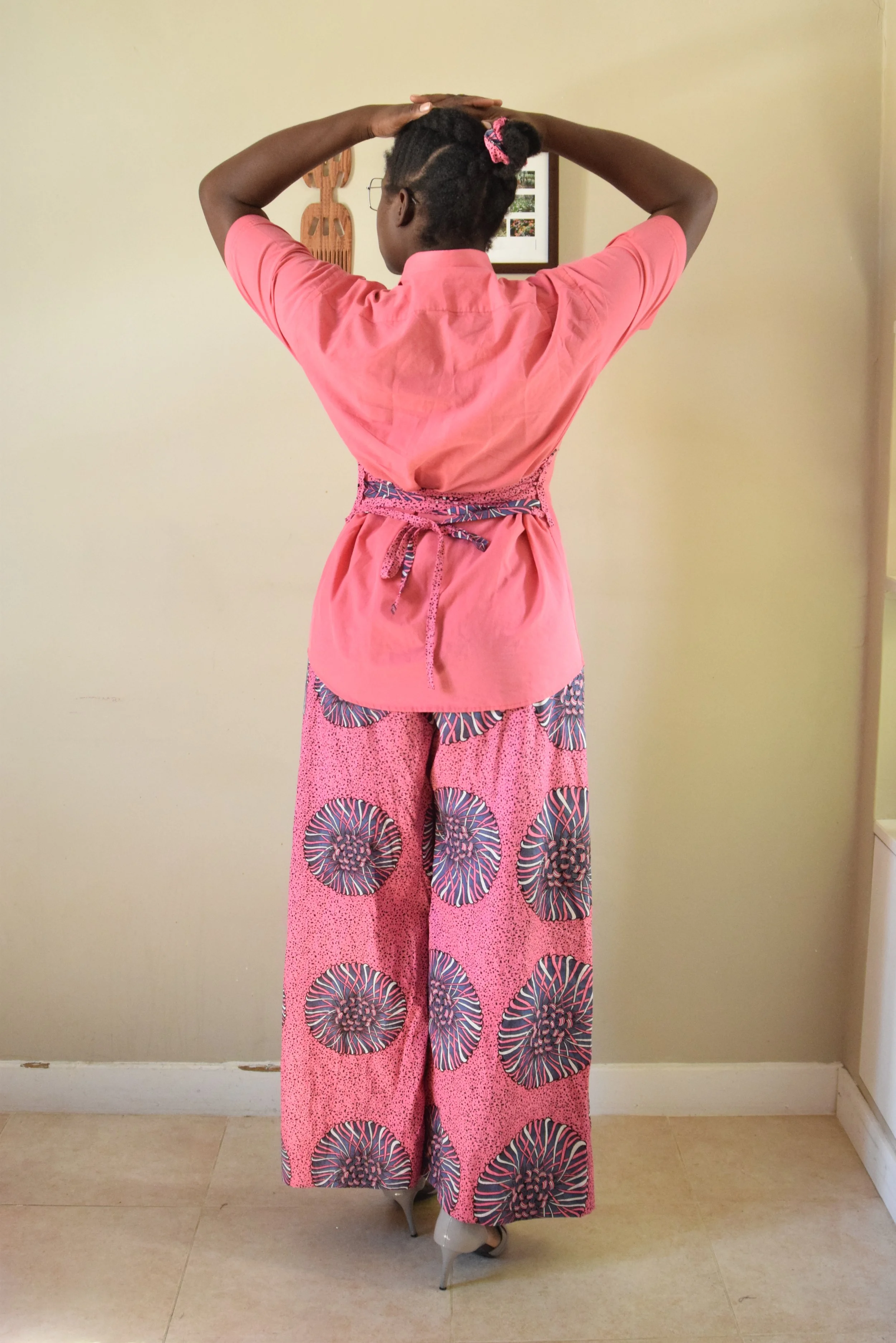 Chemise de seconde main customisé avec des chutes de wax, pantalon "Jalu" en tissus wax en coton acheté neuf au Cameroun. 