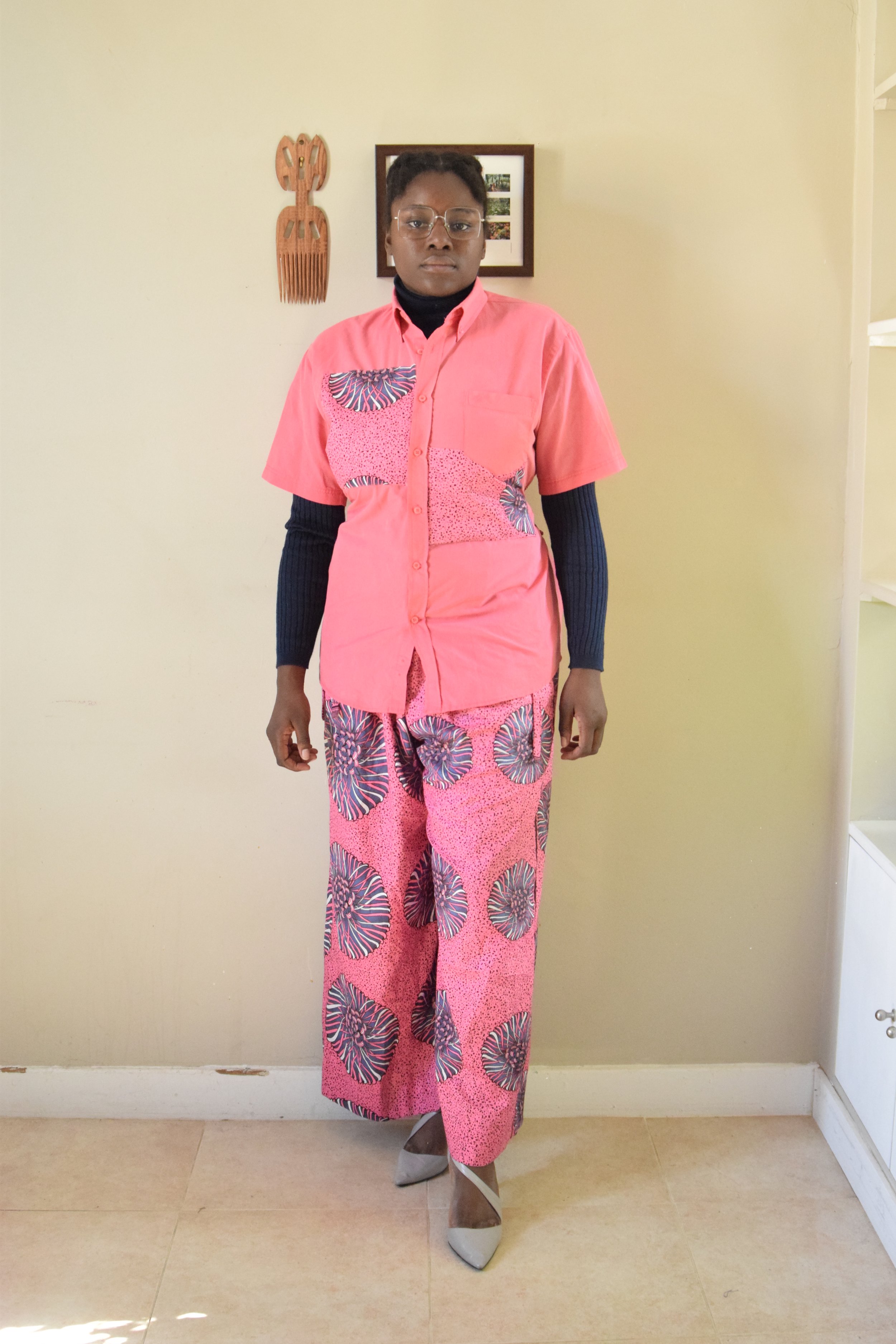 Chemise de seconde main customisé avec des chutes de wax, pantalon "Jalu" en tissus wax en coton acheté neuf au Cameroun.  Pull acheté neuf.