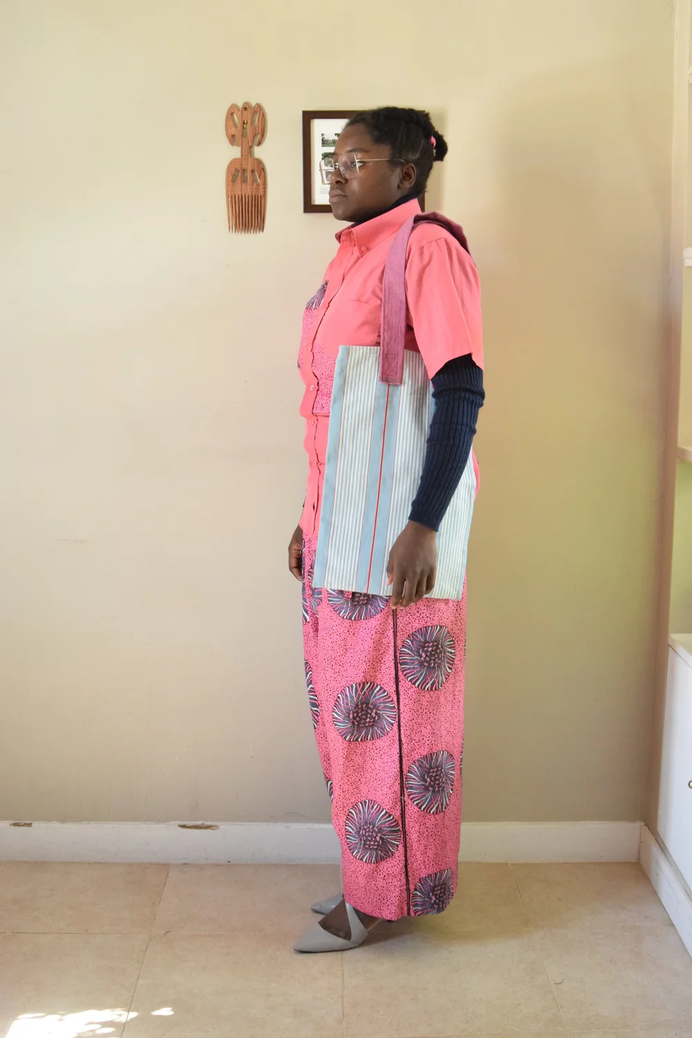 Chemise de seconde main customisé avec des chutes de wax, pantalon "Jalu" en tissus wax en coton acheté neuf, tote bag e tissus de seconde main et pull acheté neuf.