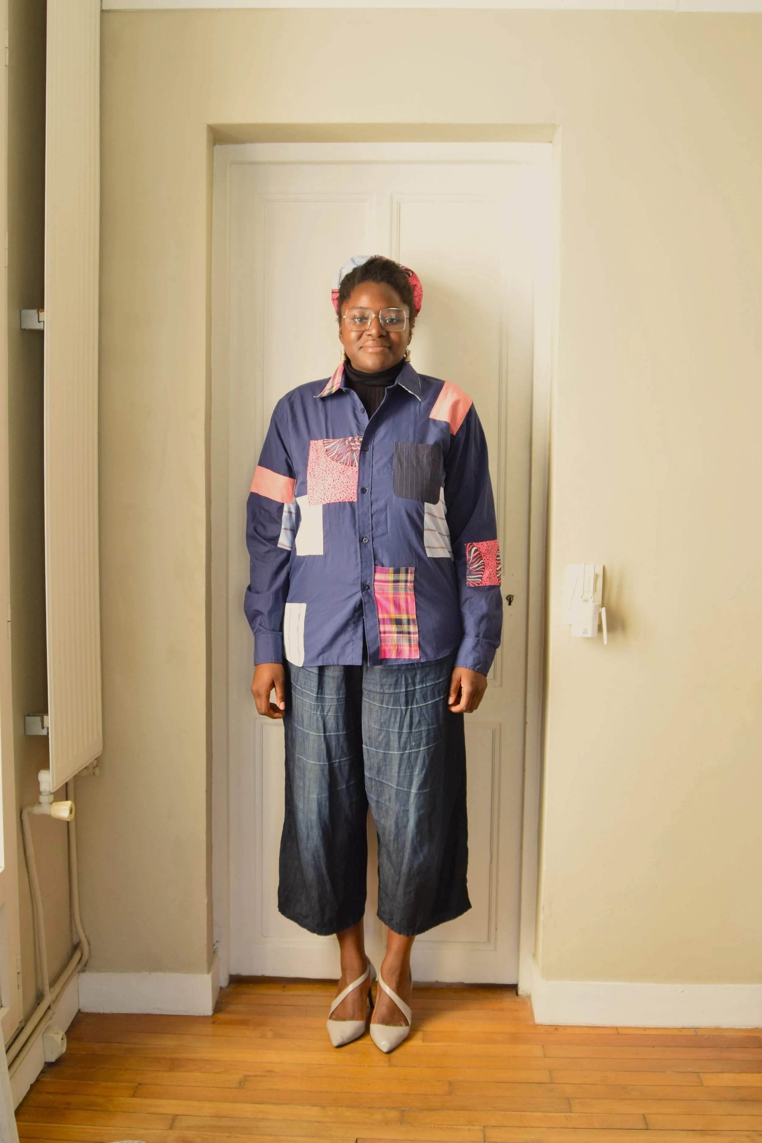 Chemise de seconde main customisée avec des chutes de tissus et de vêtements, pantalon, chaussures et pull achetés neufs.