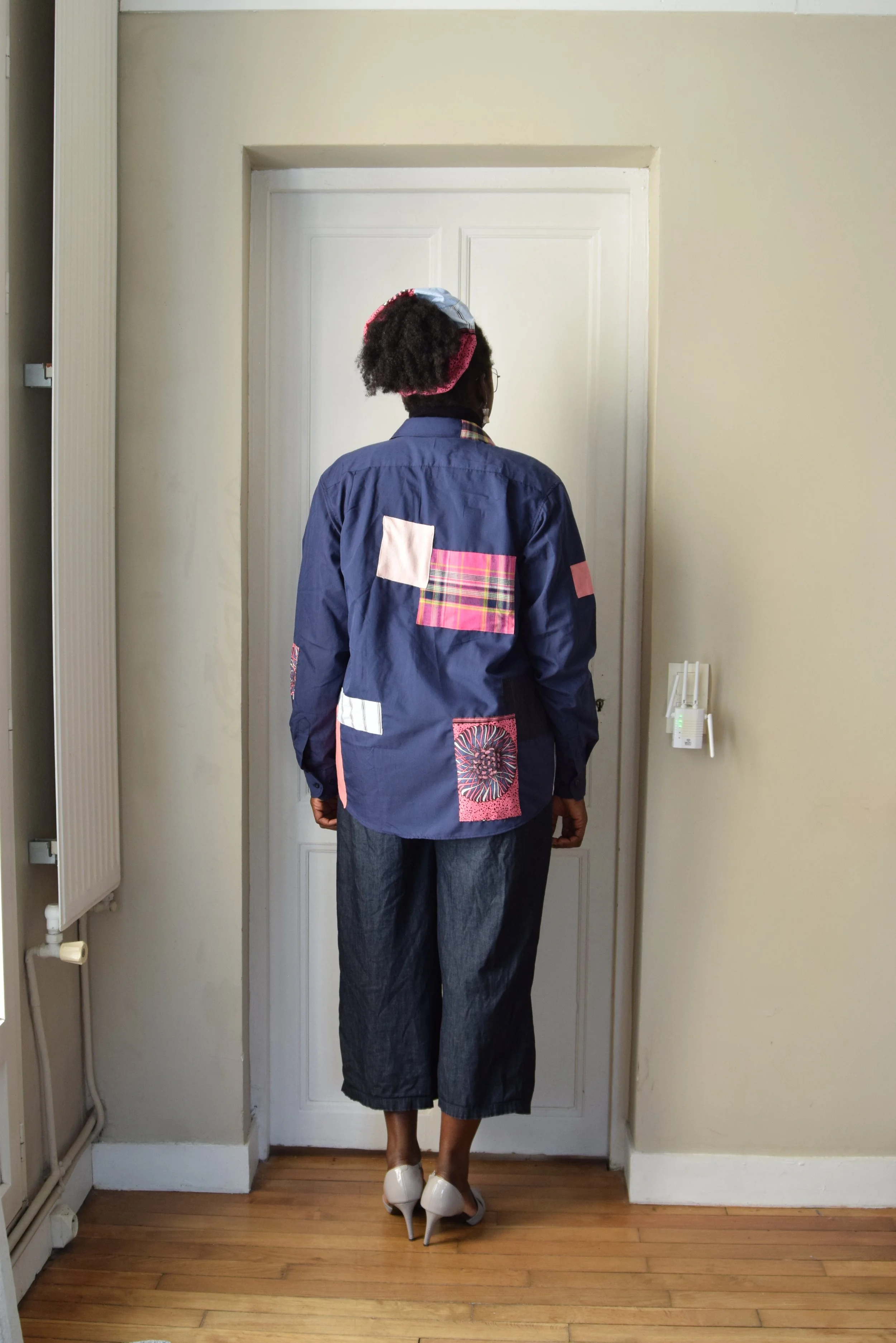 Chemise de seconde main customisée avec des chutes de tissus et de vêtements, pantalon, chaussures et pull achetés neufs.