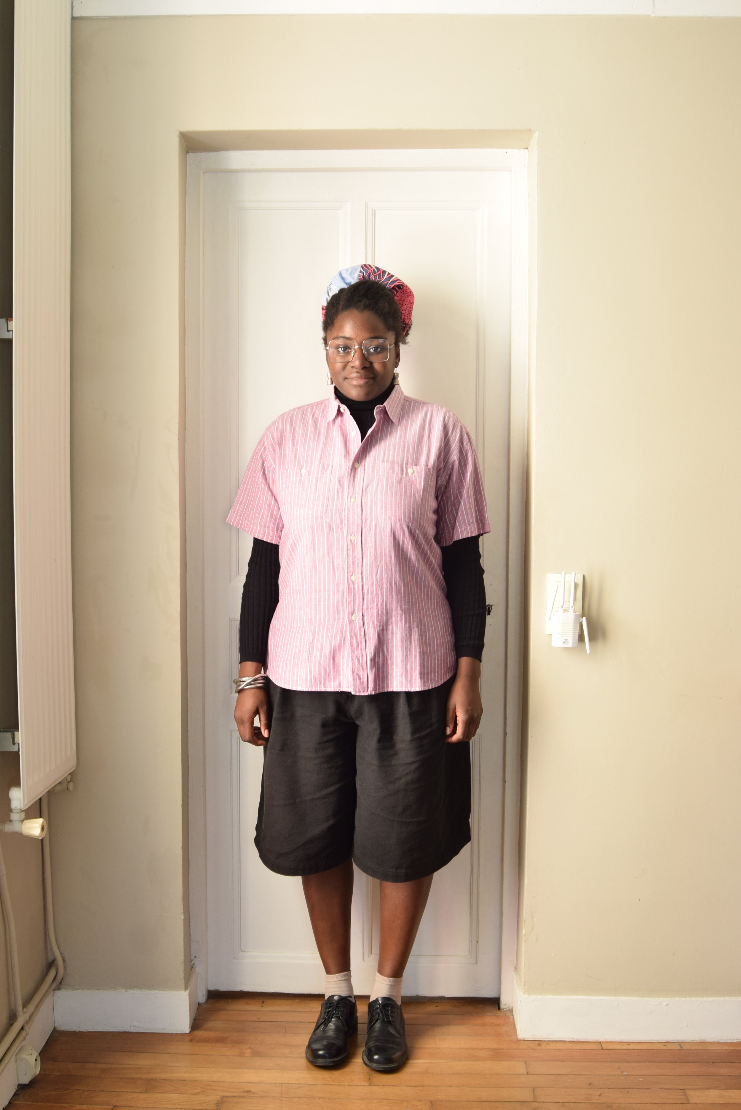 Chemise de seconde main cutomisée avec des noeuds au dos, pantalon et chaussures de seconde main et pull acheté neuf.