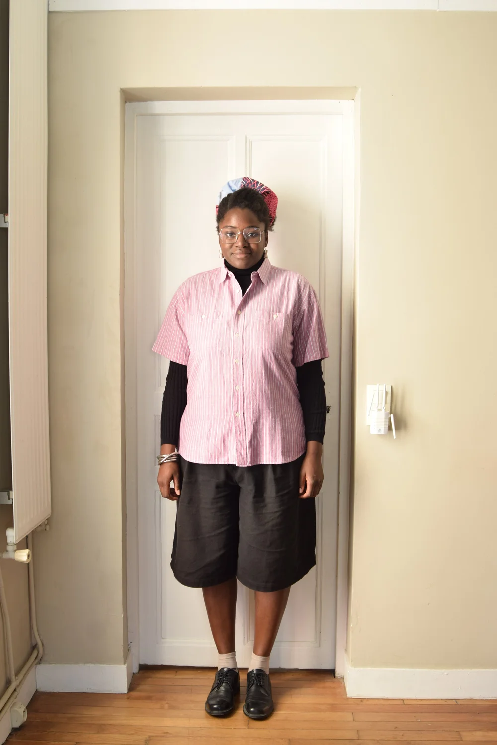 Chemise de seconde main cutomisée avec des noeuds au dos, pantalon et chaussures de seconde main et pull acheté neuf.