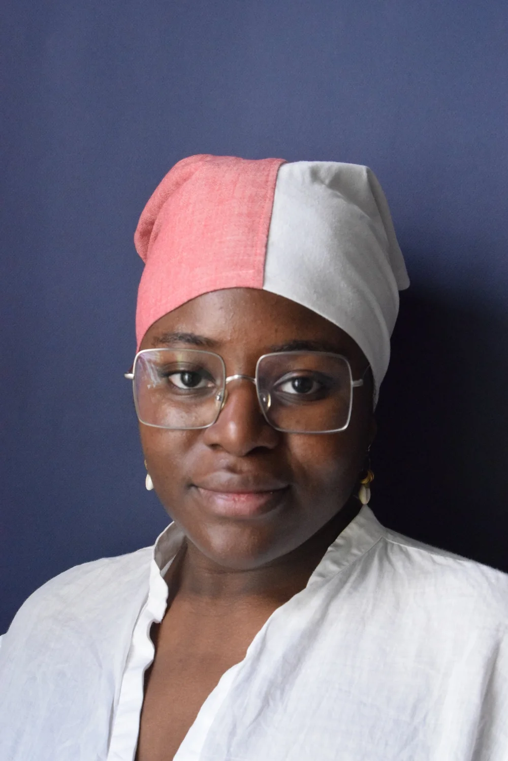 Bandana bicolore cousu à partir d'une chemise rose et d'un drap blanc, le tout 100% coton.