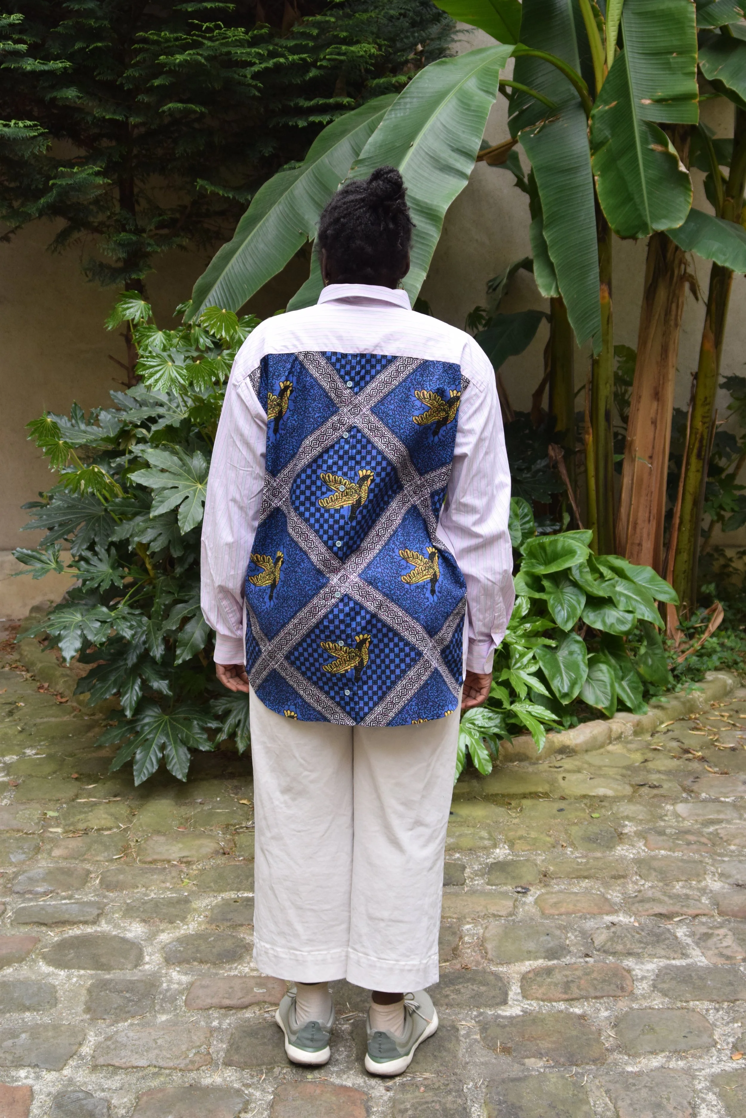 Chemise de seconde main customisée avec du wax en coton et une boutonnière dans le dos, pantalon de seconde main et chaussure neuves.