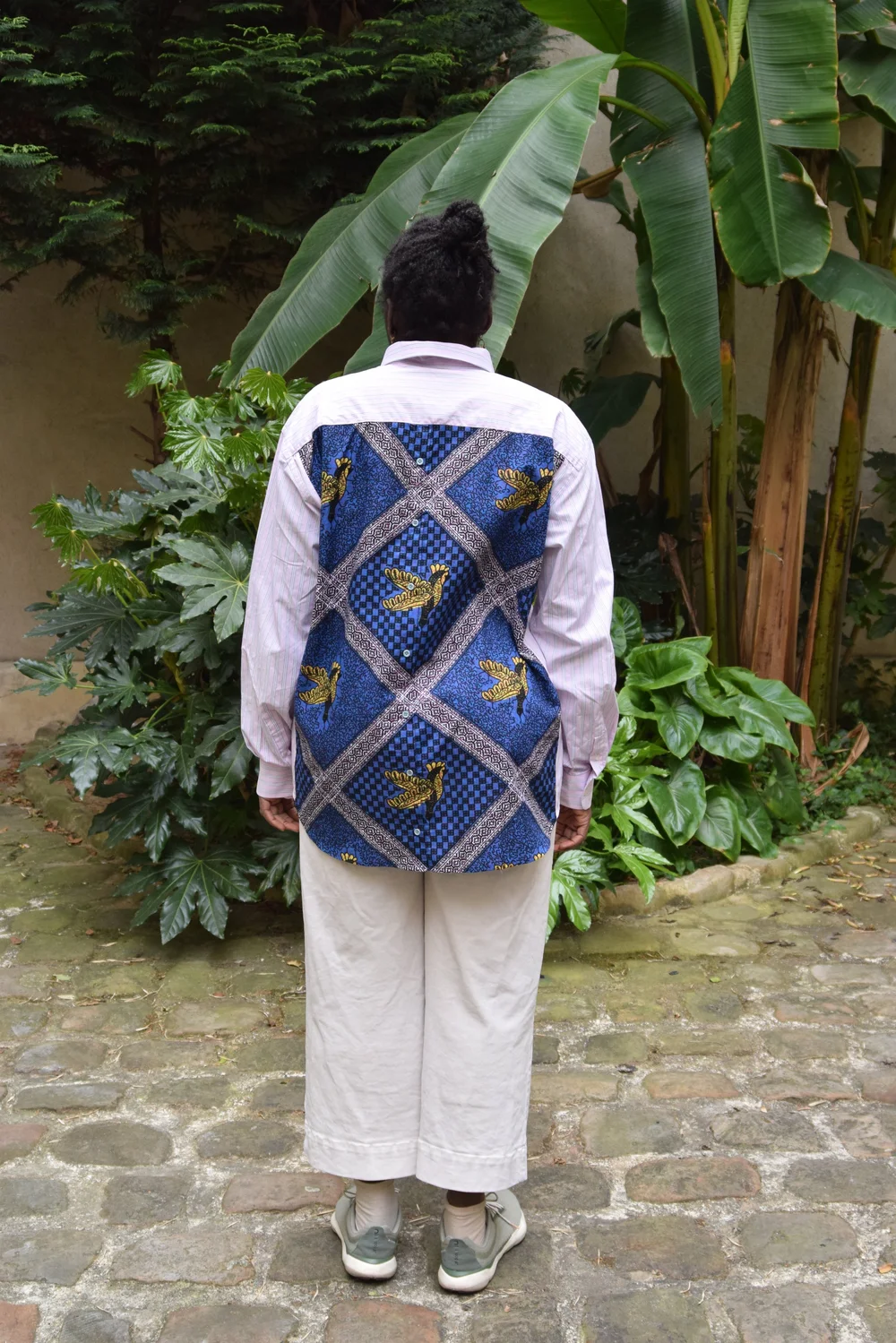 Chemise de seconde main customisée avec du wax en coton et une boutonnière dans le dos, pantalon de seconde main et chaussure neuves.