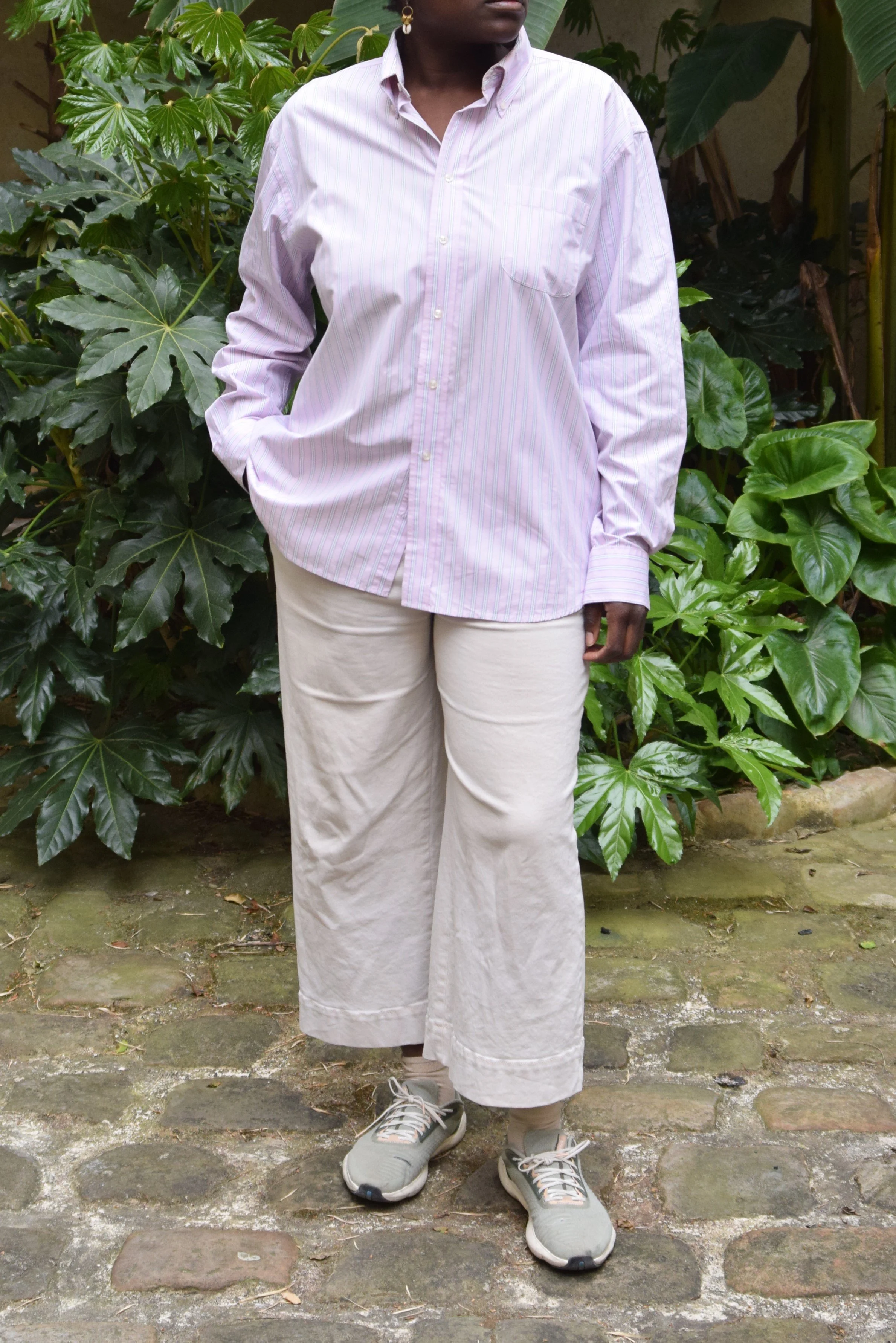 Chemise de seconde main customisée avec du wax en coton et une boutonnière dans le dos, pantalon de seconde main et chaussure neuves.